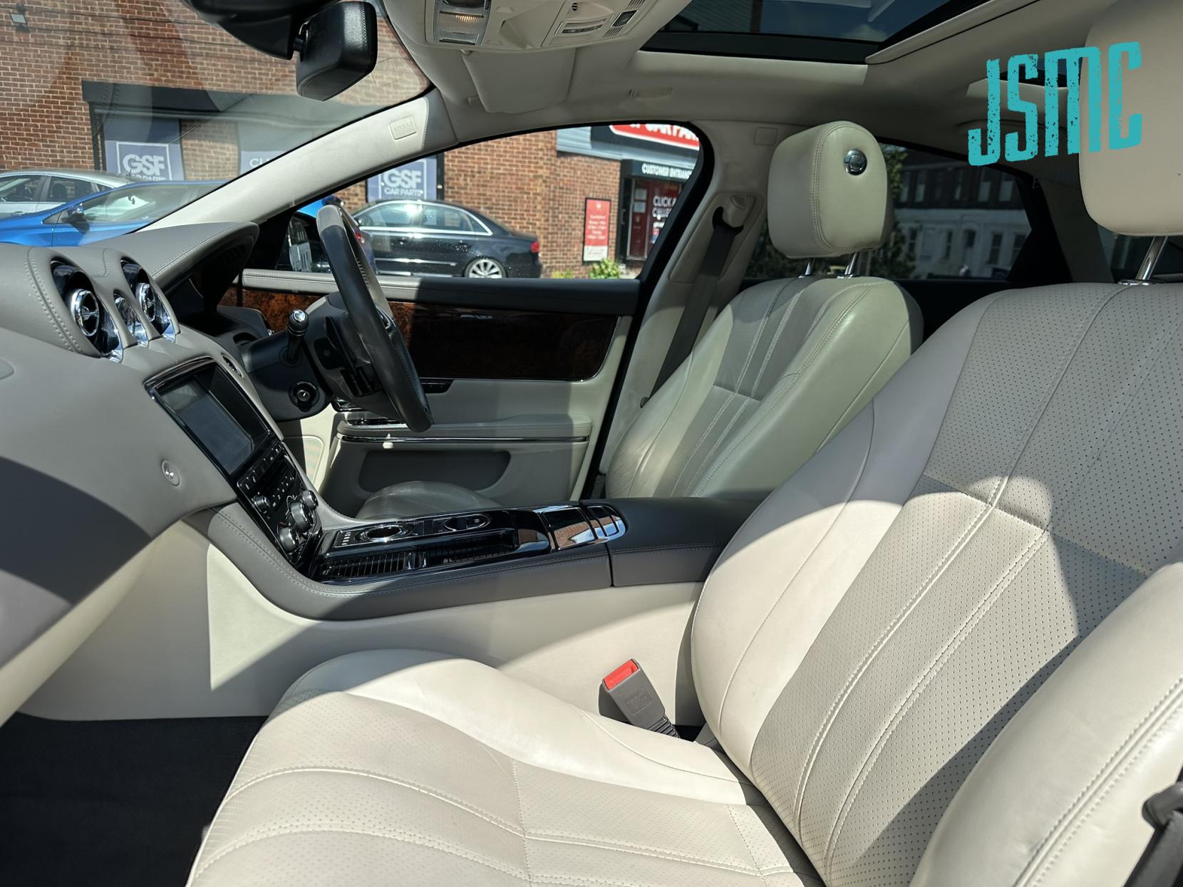 Jaguar XJ 3.0d V6 Premium Luxury Saloon 4dr Diesel Auto Euro 5 (275 ps)