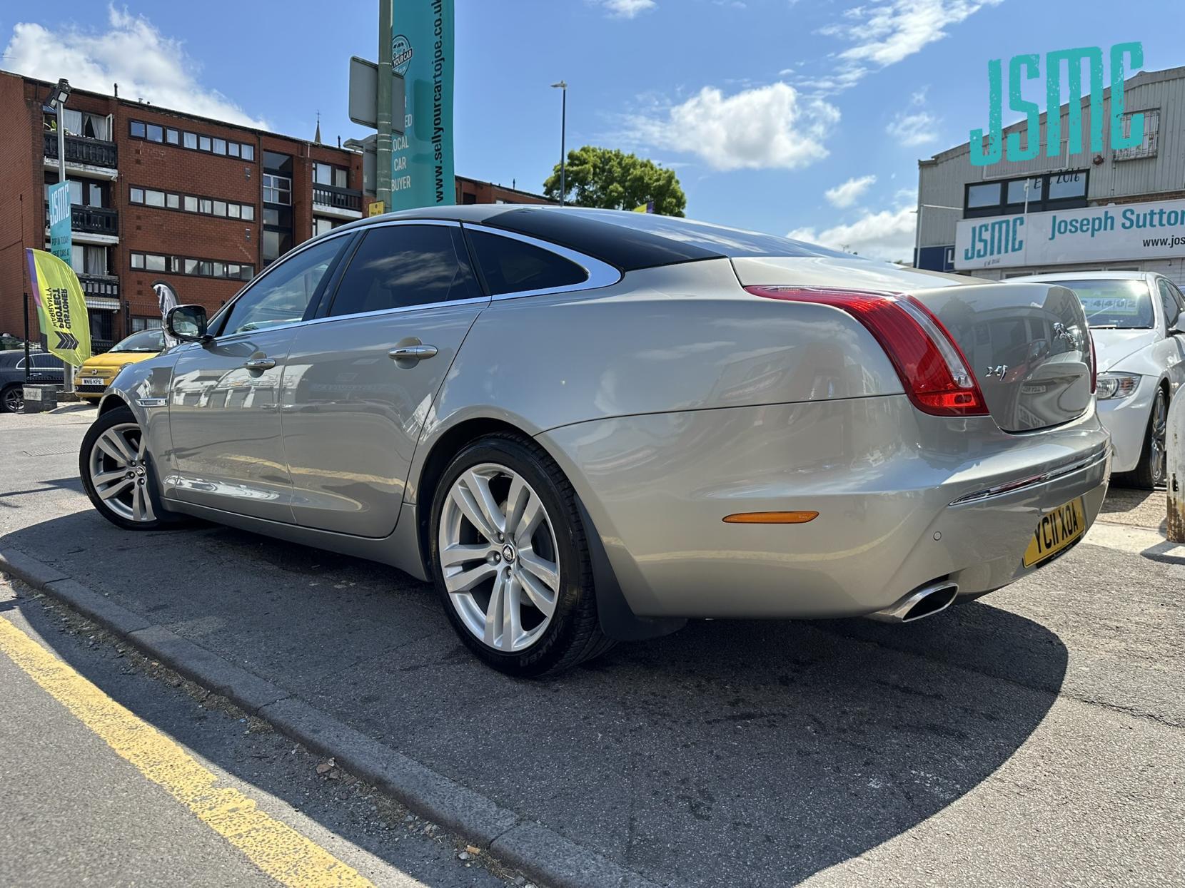 Jaguar XJ 3.0d V6 Premium Luxury Saloon 4dr Diesel Auto Euro 5 (275 ps)