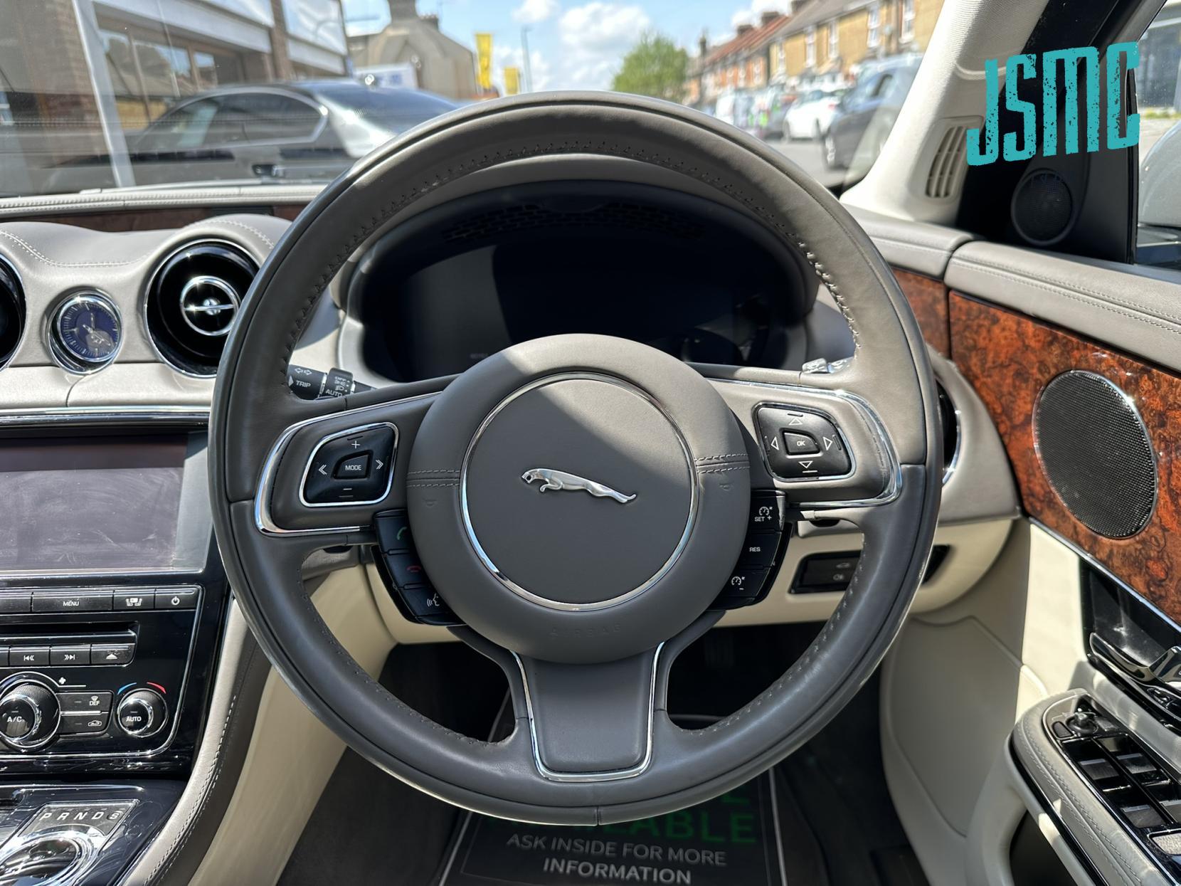 Jaguar XJ 3.0d V6 Premium Luxury Saloon 4dr Diesel Auto Euro 5 (275 ps)