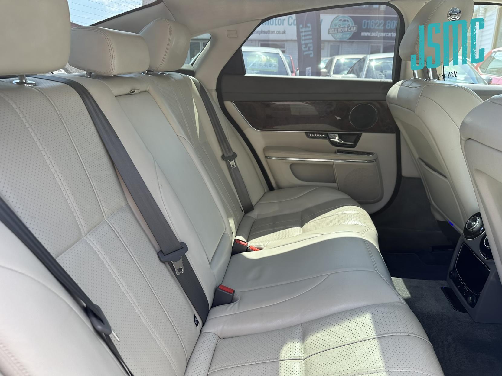 Jaguar XJ 3.0d V6 Premium Luxury Saloon 4dr Diesel Auto Euro 5 (275 ps)