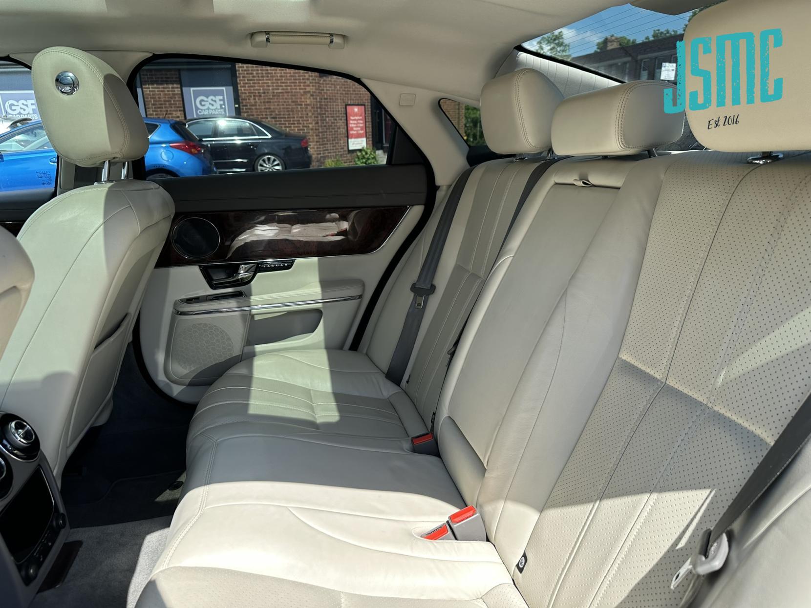 Jaguar XJ 3.0d V6 Premium Luxury Saloon 4dr Diesel Auto Euro 5 (275 ps)