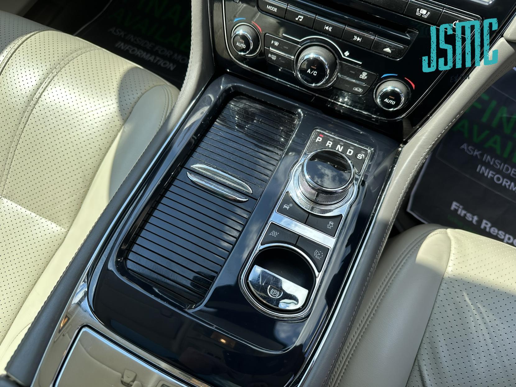 Jaguar XJ 3.0d V6 Premium Luxury Saloon 4dr Diesel Auto Euro 5 (275 ps)