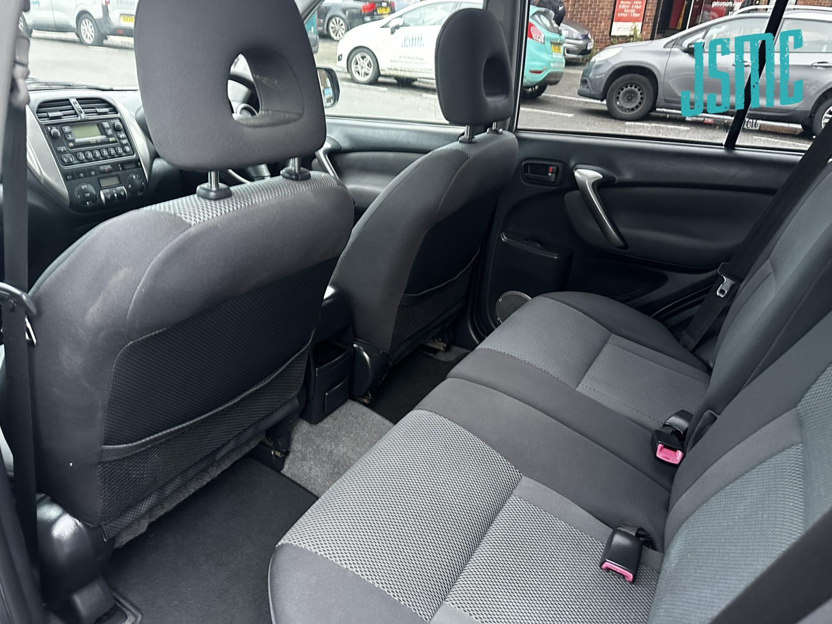 Toyota RAV4 2.0 VVT-i XT-R SUV 5dr Petrol Manual 4WD (211 g/km, 147 bhp)