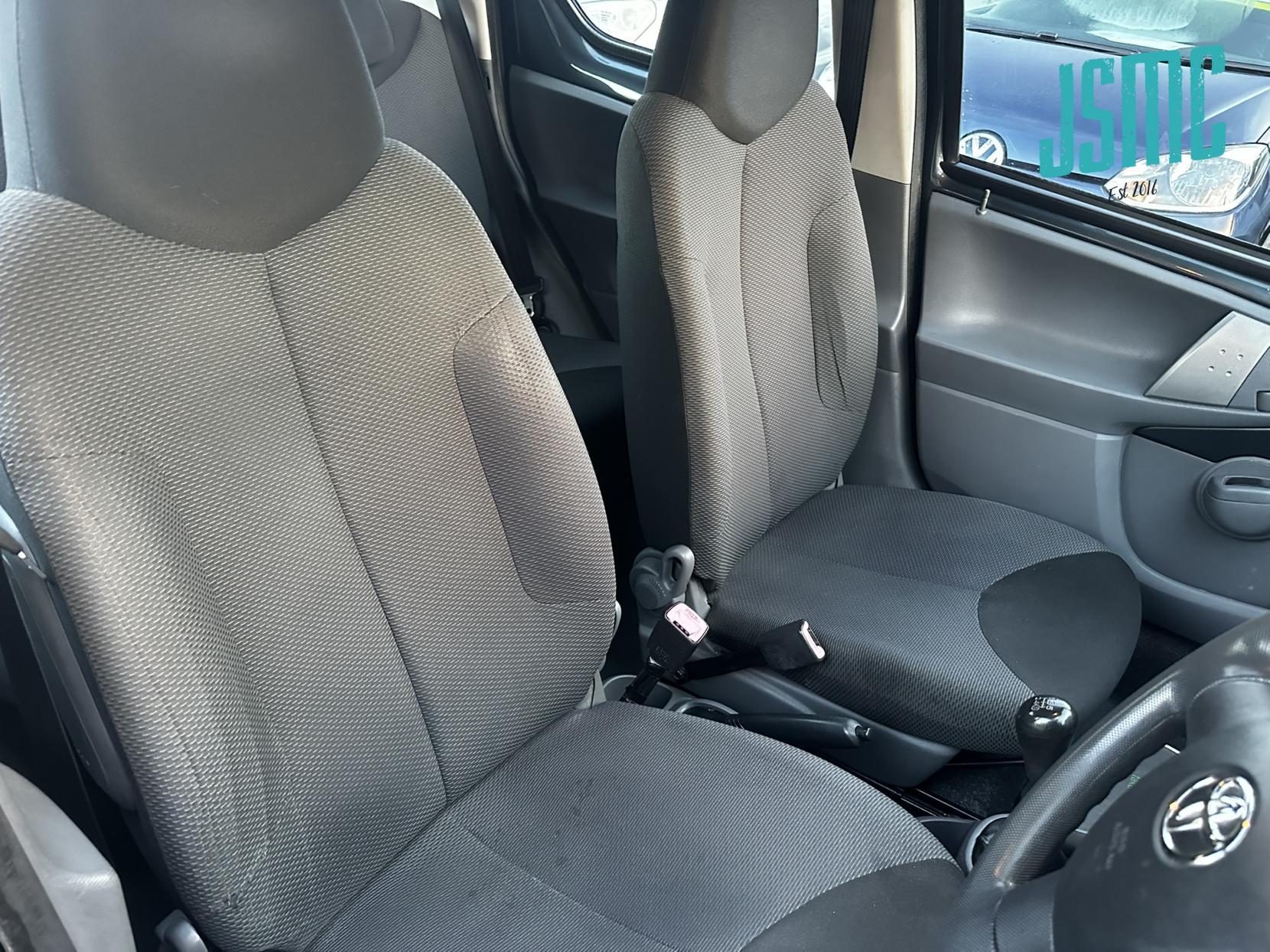 Toyota AYGO 1.0 VVT-i + Hatchback 5dr Petrol Manual Euro 4 (67 bhp)