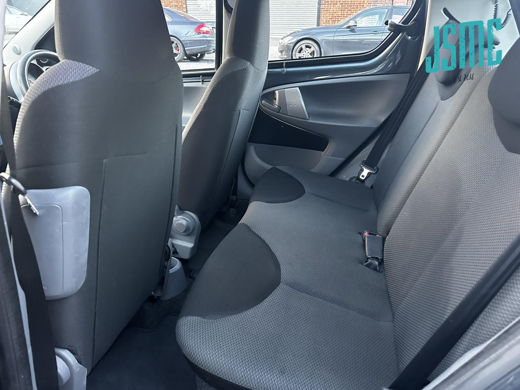 Toyota AYGO 1.0 VVT-i + Hatchback 5dr Petrol Manual Euro 4 (67 bhp)