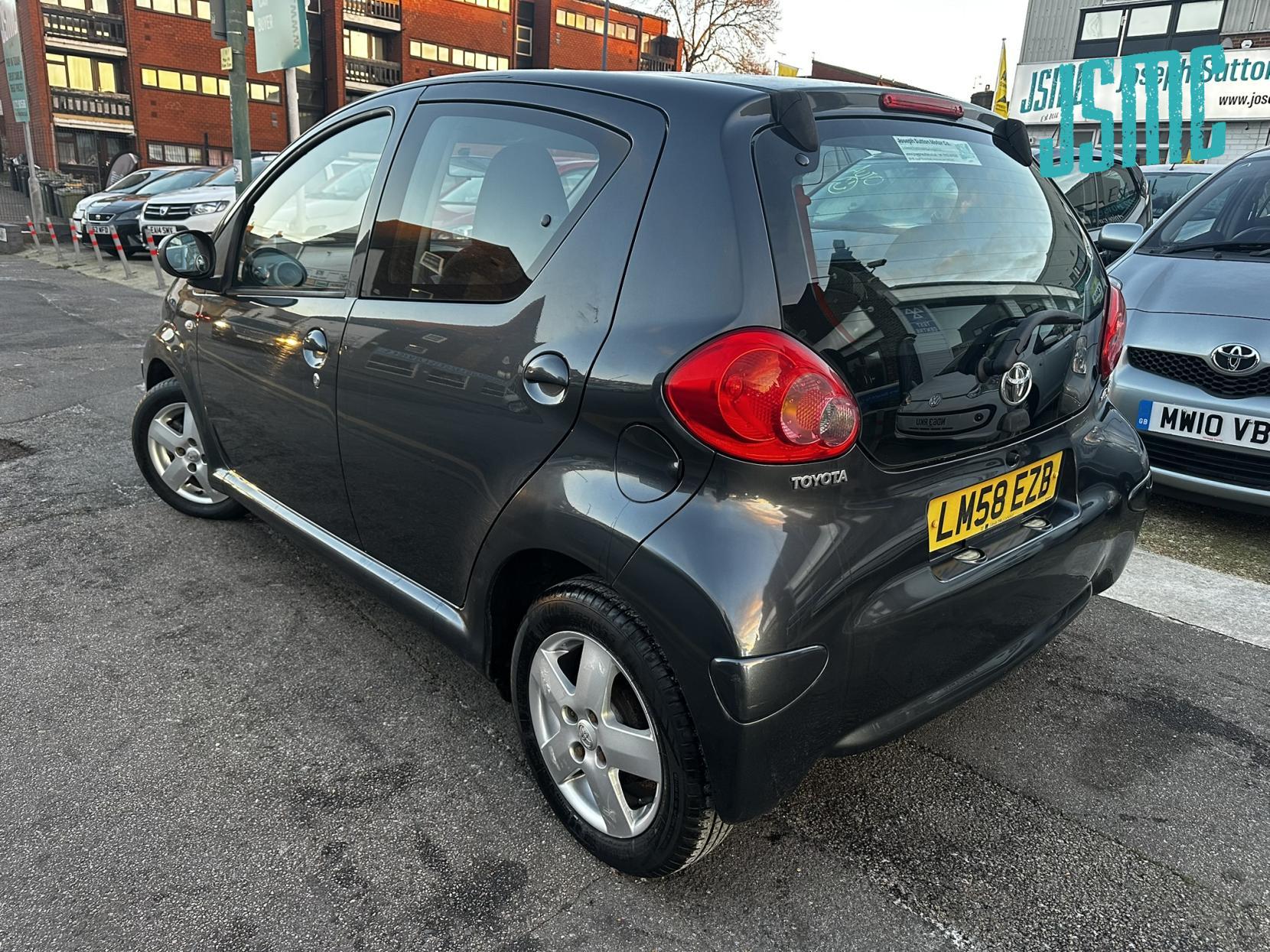 Toyota AYGO 1.0 VVT-i + Hatchback 5dr Petrol Manual Euro 4 (67 bhp)