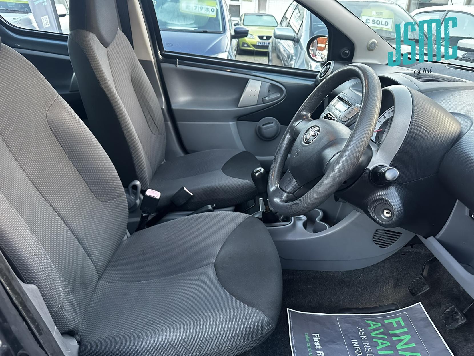 Toyota AYGO 1.0 VVT-i + Hatchback 5dr Petrol Manual Euro 4 (67 bhp)