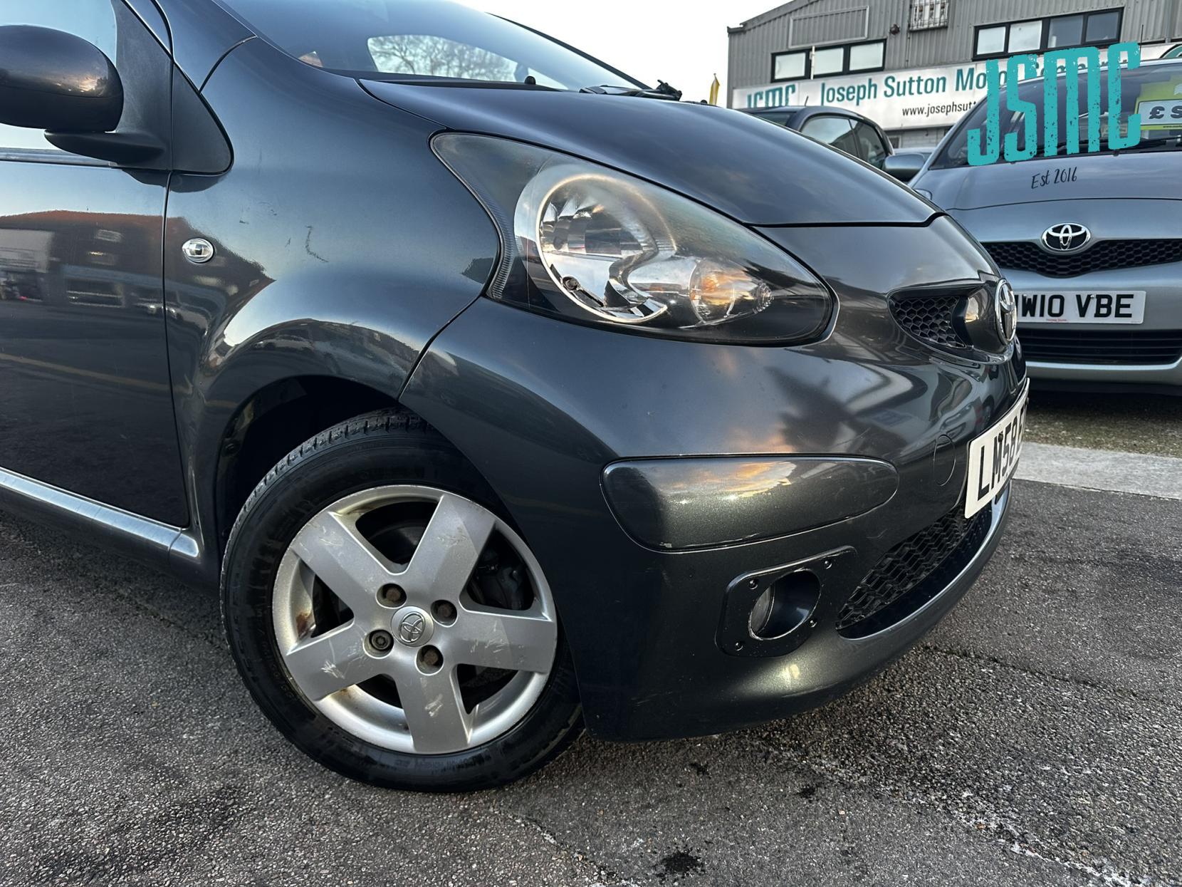 Toyota AYGO 1.0 VVT-i + Hatchback 5dr Petrol Manual Euro 4 (67 bhp)