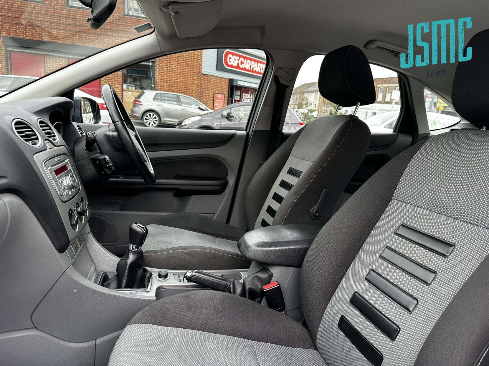 Ford Focus 1.6 Zetec Hatchback 5dr Petrol Manual (159 g/km, 99 bhp)