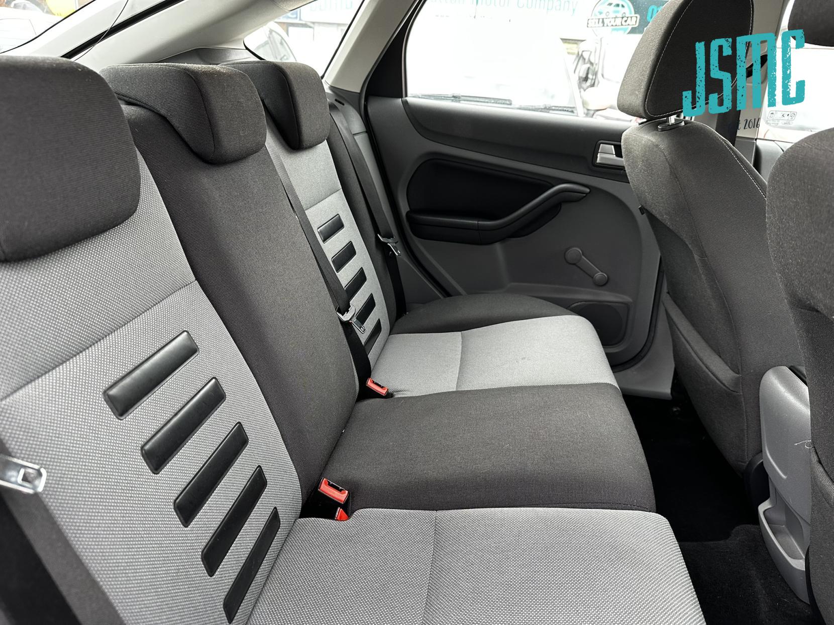 Ford Focus 1.6 Zetec Hatchback 5dr Petrol Manual (159 g/km, 99 bhp)