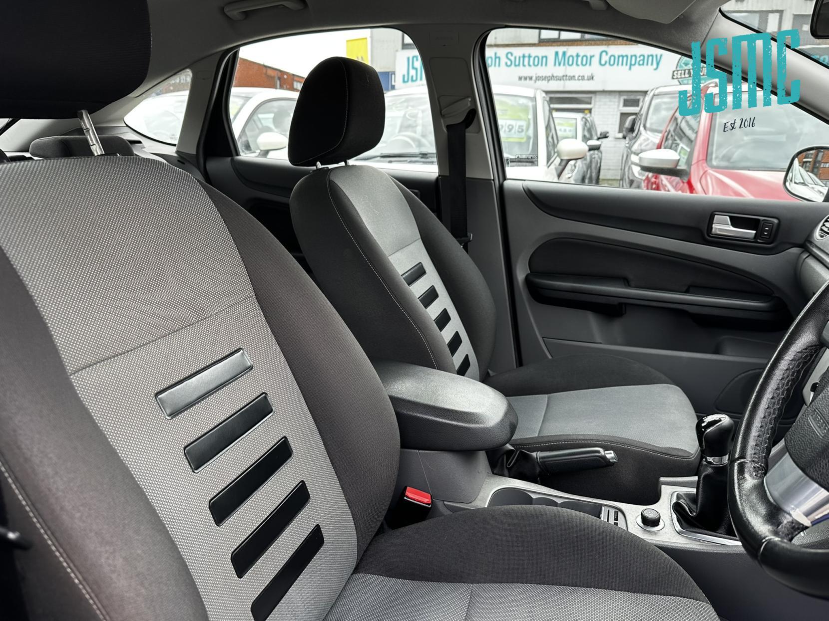 Ford Focus 1.6 Zetec Hatchback 5dr Petrol Manual (159 g/km, 99 bhp)