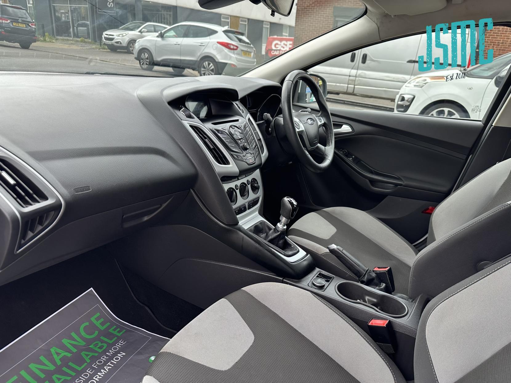 Ford Focus 1.6 TDCi Zetec Hatchback 5dr Diesel Manual Euro 5 (s/s) (115 ps)