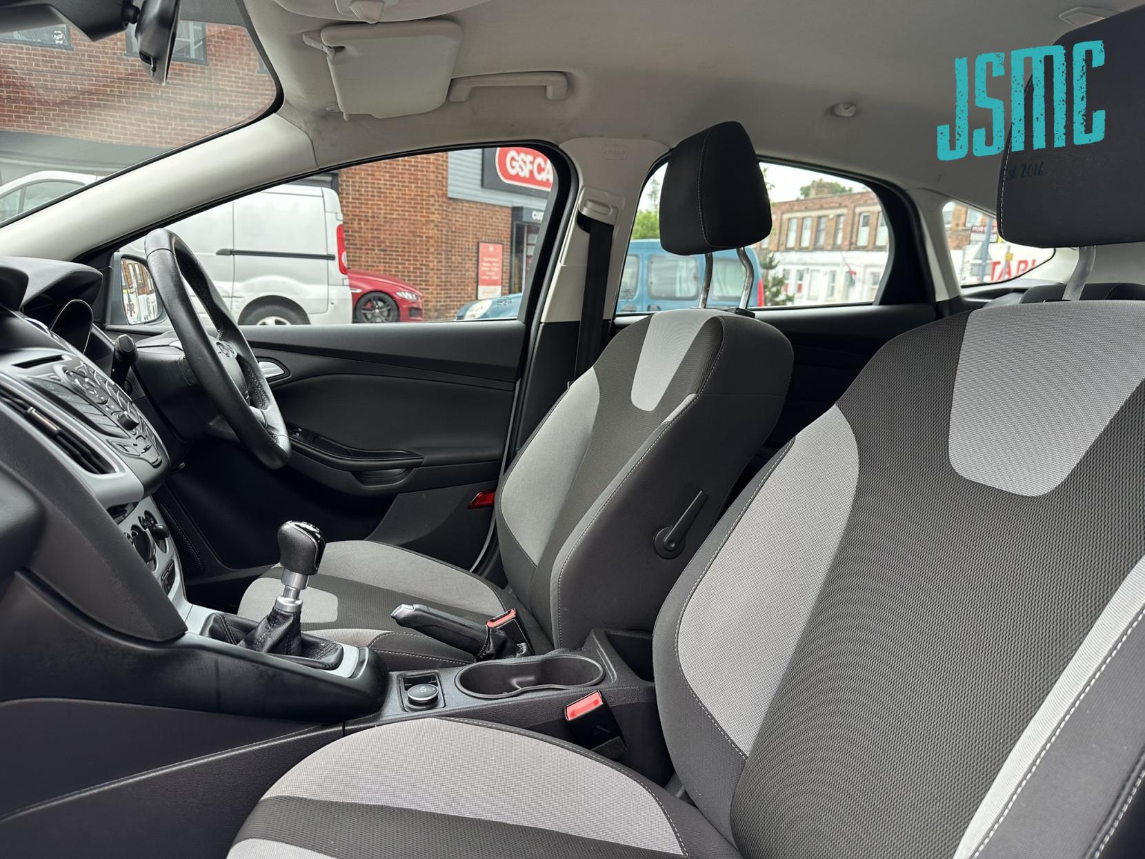 Ford Focus 1.6 TDCi Zetec Hatchback 5dr Diesel Manual Euro 5 (s/s) (115 ps)