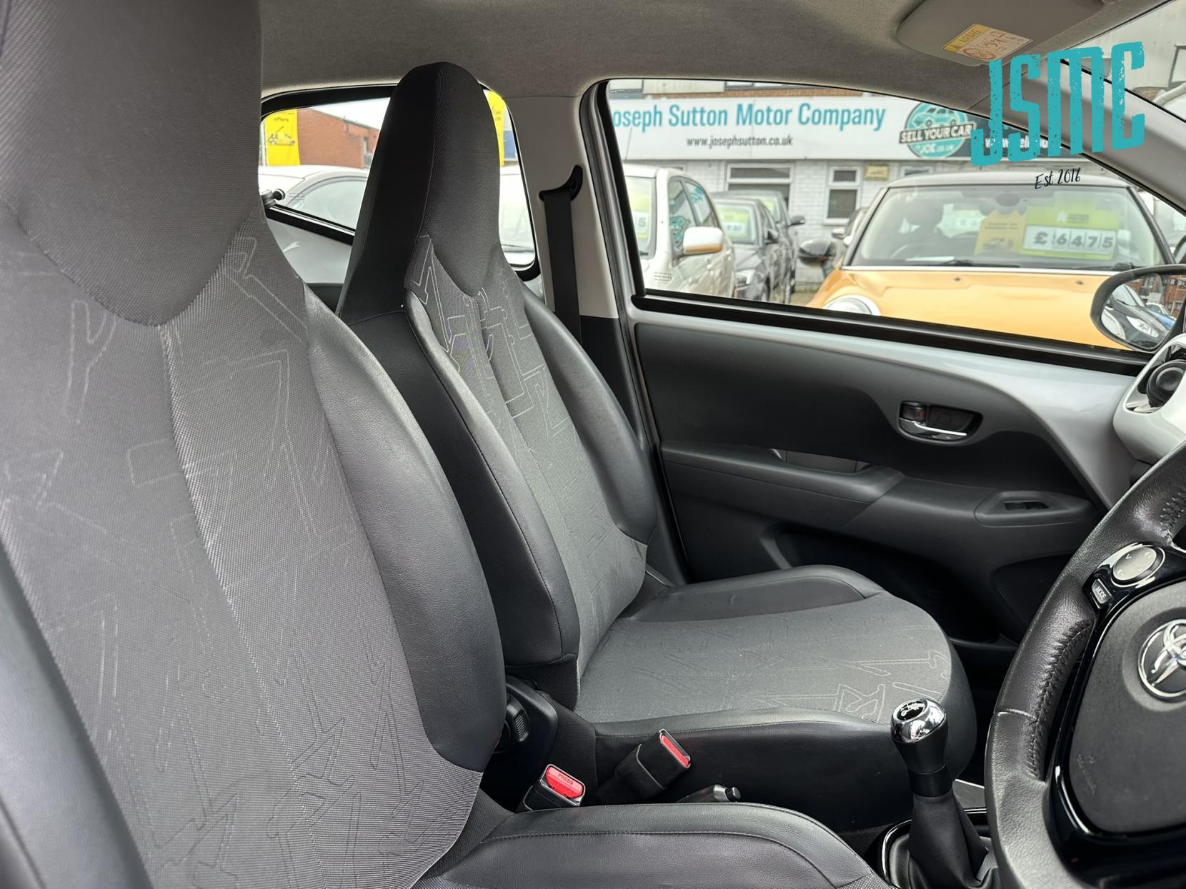 Toyota AYGO 1.0 VVT-i x-pression Hatchback 5dr Petrol Manual Euro 5 Euro 5 (68 ps)