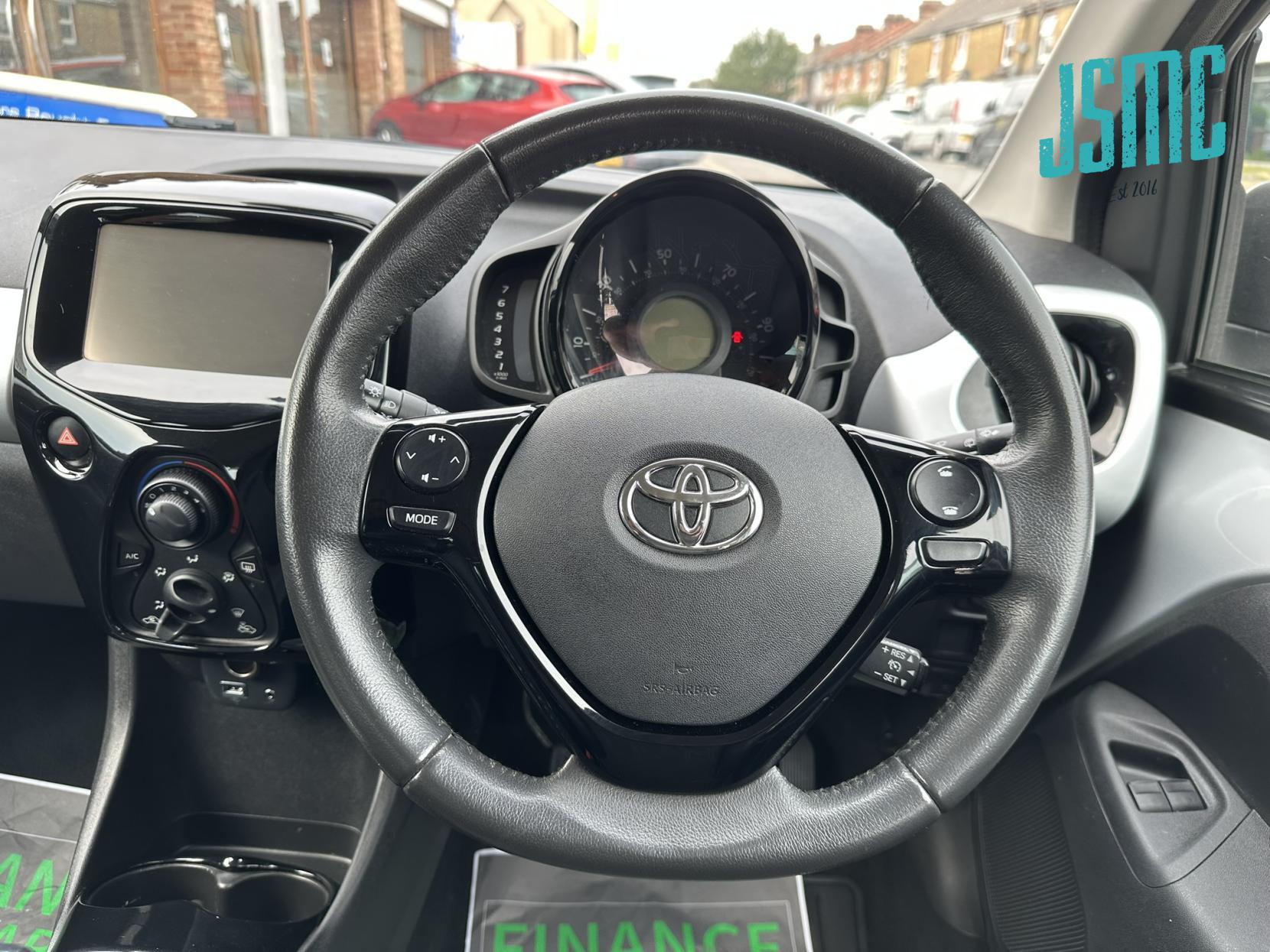 Toyota AYGO 1.0 VVT-i x-pression Hatchback 5dr Petrol Manual Euro 5 Euro 5 (68 ps)
