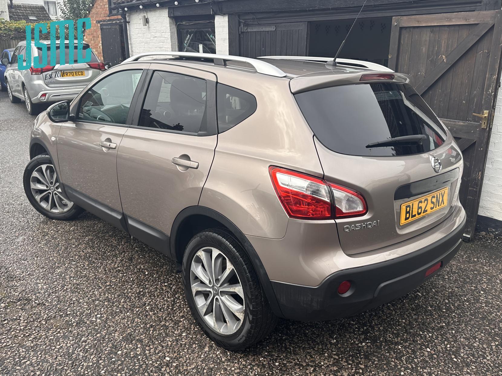 Nissan Qashqai 1.6 Tekna SUV 5dr Petrol CVT 2WD Euro 5 (AVM) (117 ps)