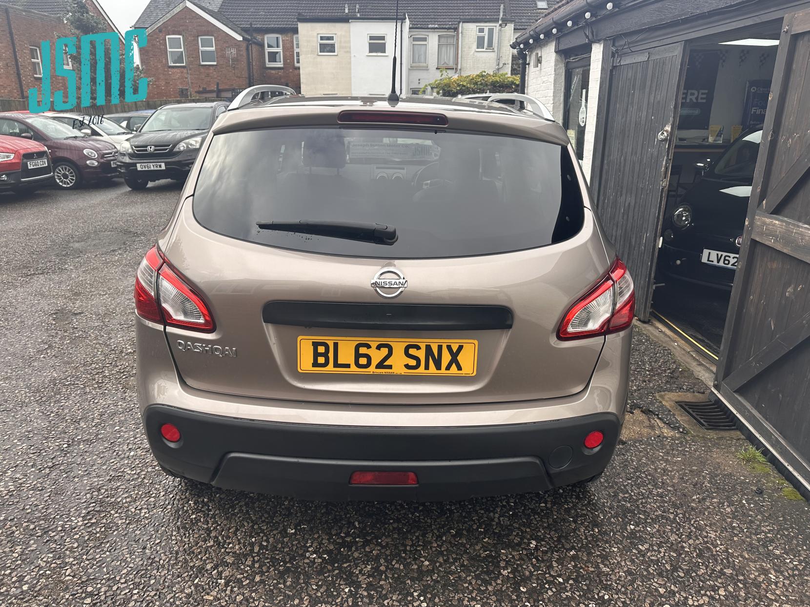 Nissan Qashqai 1.6 Tekna SUV 5dr Petrol CVT 2WD Euro 5 (AVM) (117 ps)