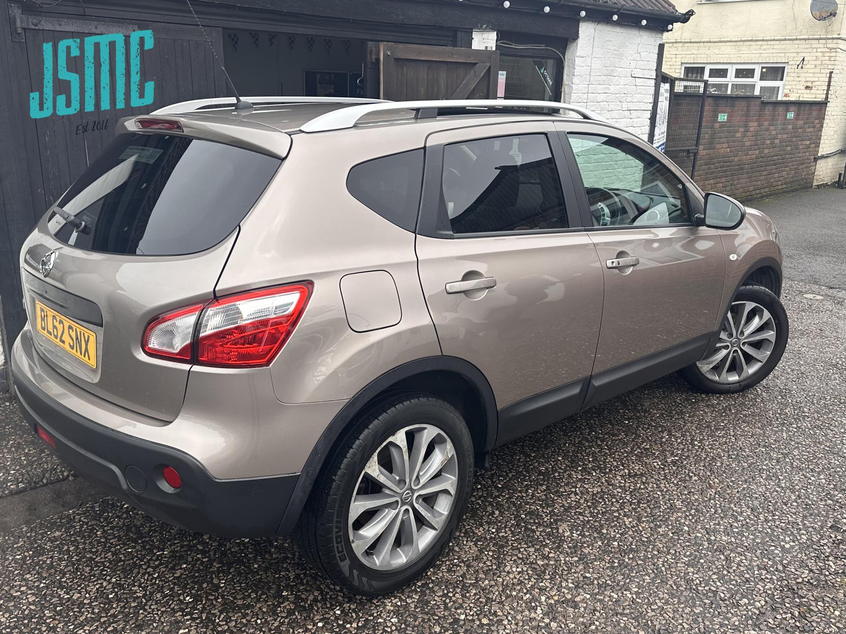 Nissan Qashqai 1.6 Tekna SUV 5dr Petrol CVT 2WD Euro 5 (AVM) (117 ps)