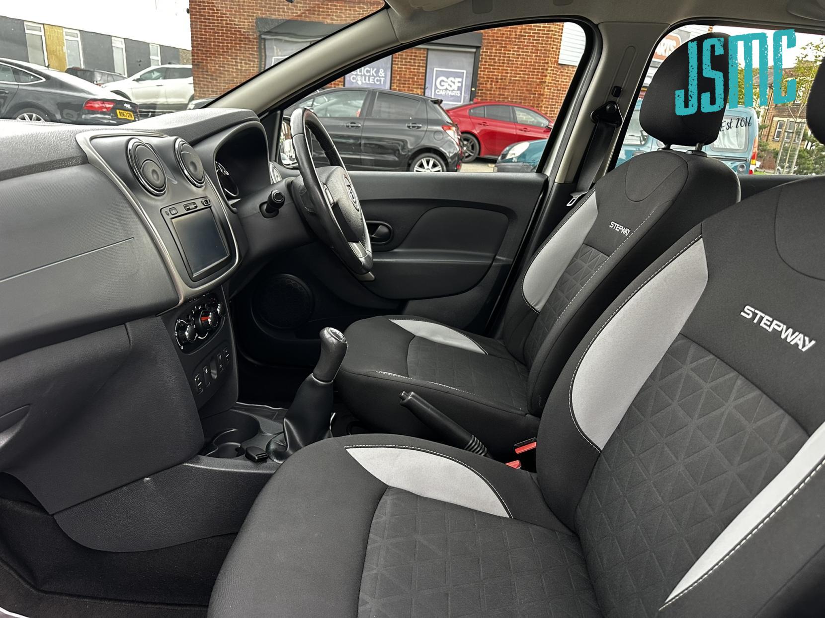 Dacia Sandero Stepway 0.9 TCe Laureate Hatchback 5dr Petrol Manual Euro 5 (90 ps)