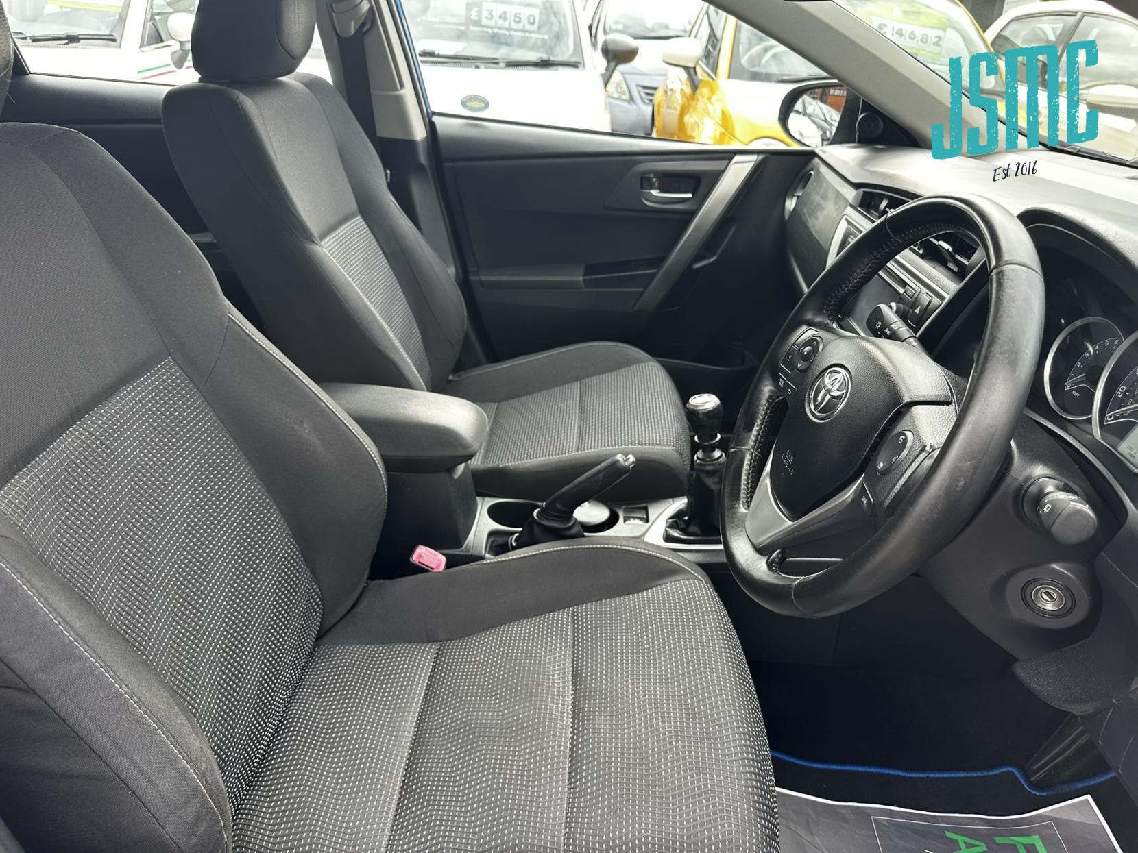 Toyota Auris 1.33 Dual VVT-i Icon Hatchback 5dr Petrol Manual Euro 5 (s/s) (101 ps)
