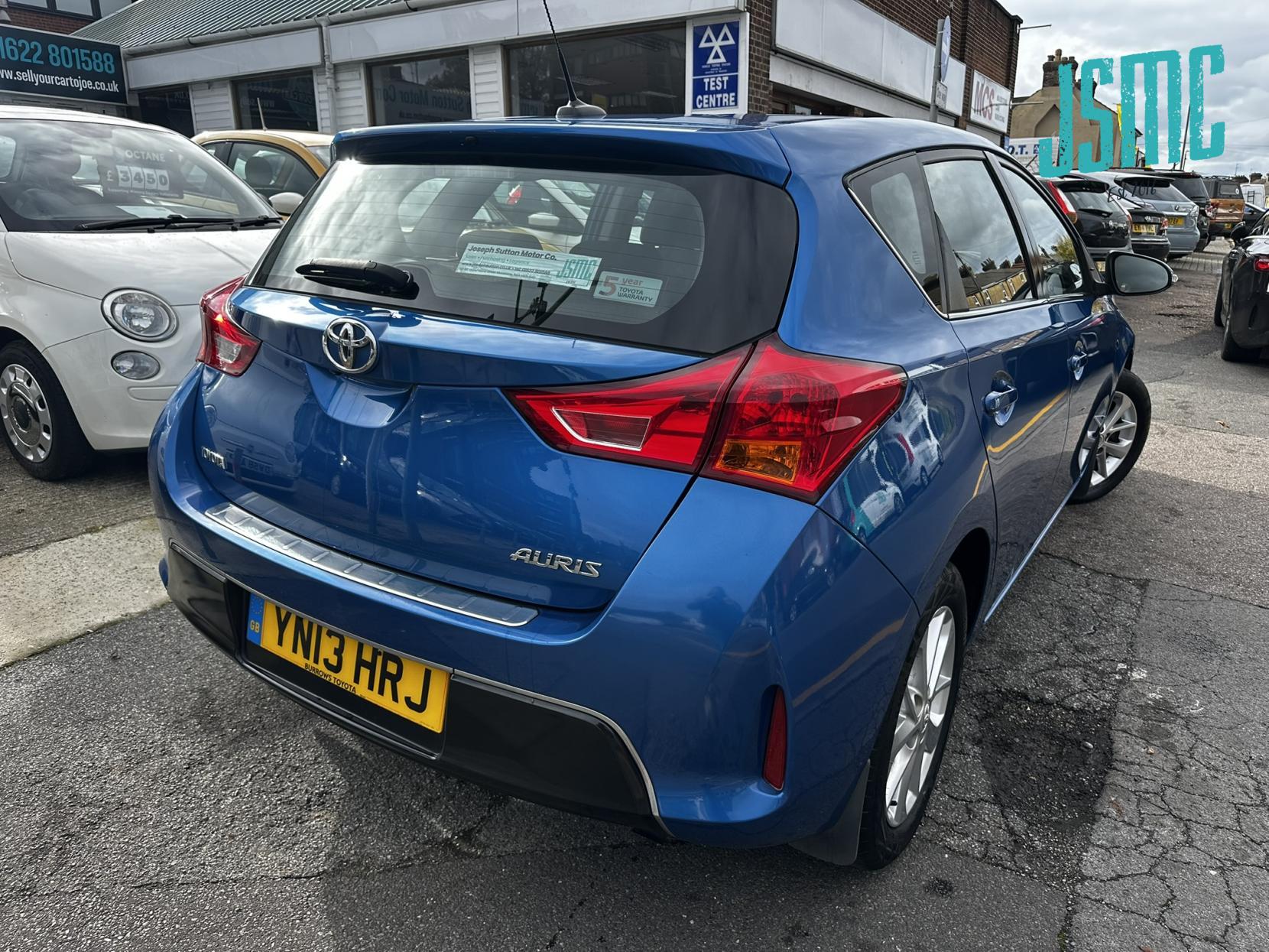 Toyota Auris 1.33 Dual VVT-i Icon Hatchback 5dr Petrol Manual Euro 5 (s/s) (101 ps)