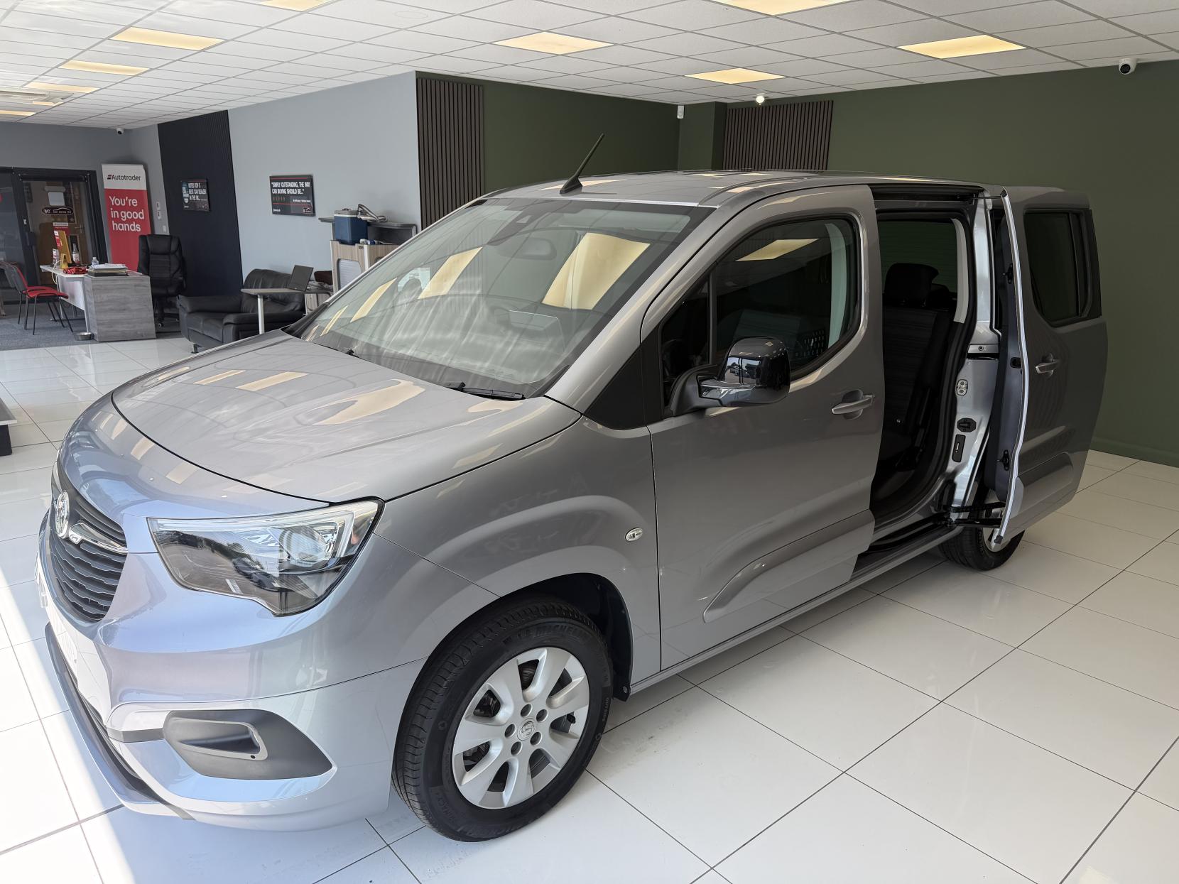 Vauxhall Combo Life JUST 1,180 MILES!!  NEW PRICE! £17,495! HIGH SEATING POSITION, HUGE BOOT WITH SIDE LOADING DOORS, 1.5 Turbo D SE MPV 5dr Diesel Manual 6Spd Euro 6