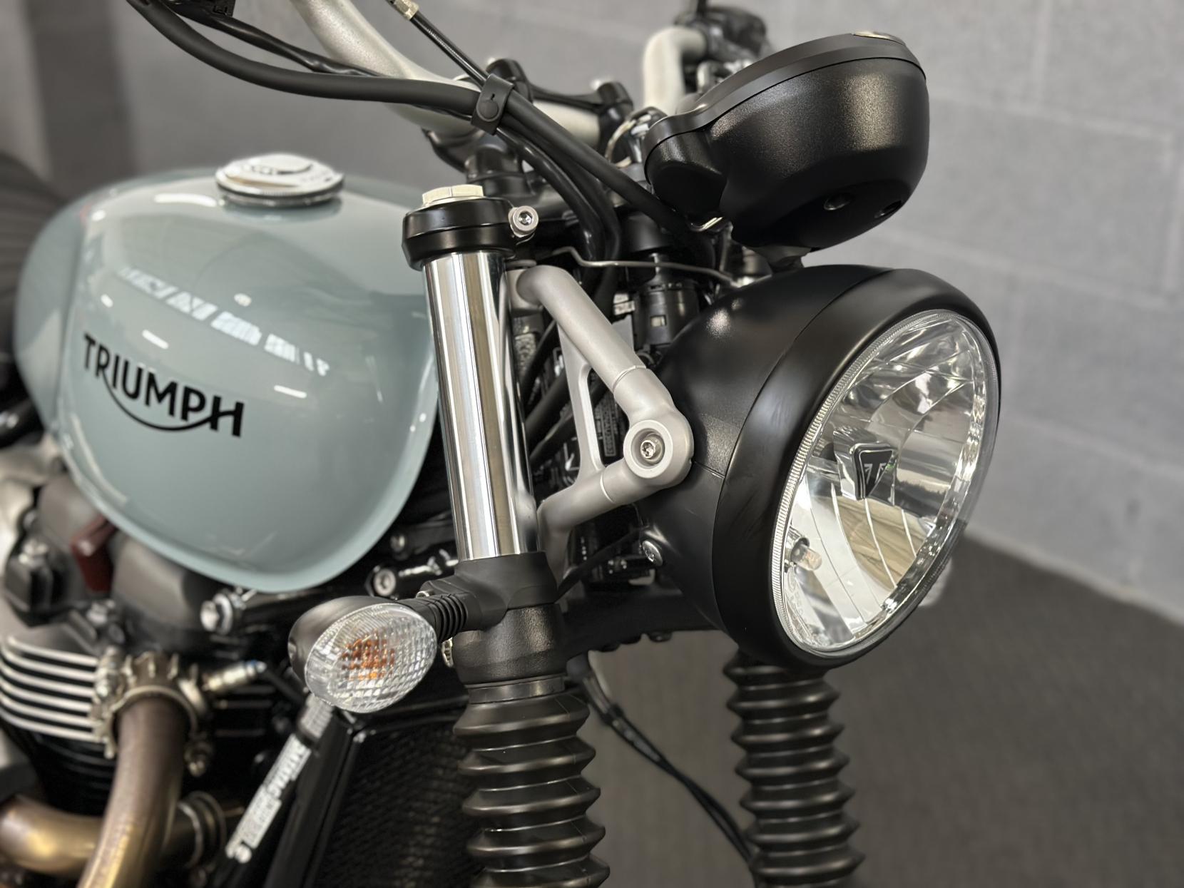 Triumph Street Scrambler 900 Roadster/Retro Petrol Manual Euro 5 (65 ps)