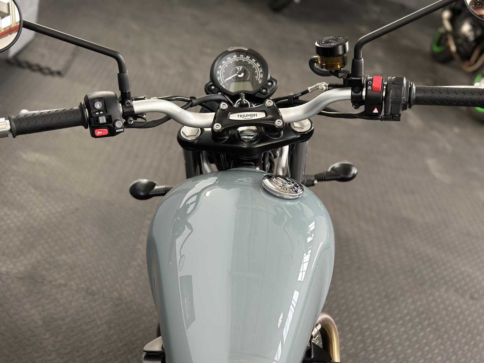 Triumph Street Scrambler 900 Roadster/Retro Petrol Manual Euro 5 (65 ps)