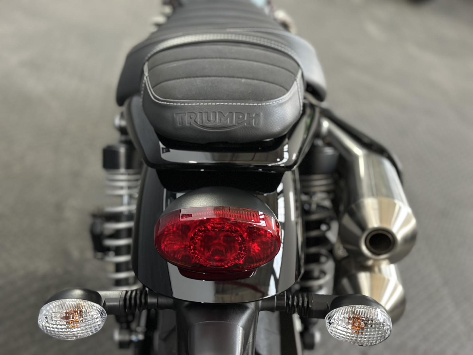 Triumph Street Scrambler 900 Roadster/Retro Petrol Manual Euro 5 (65 ps)