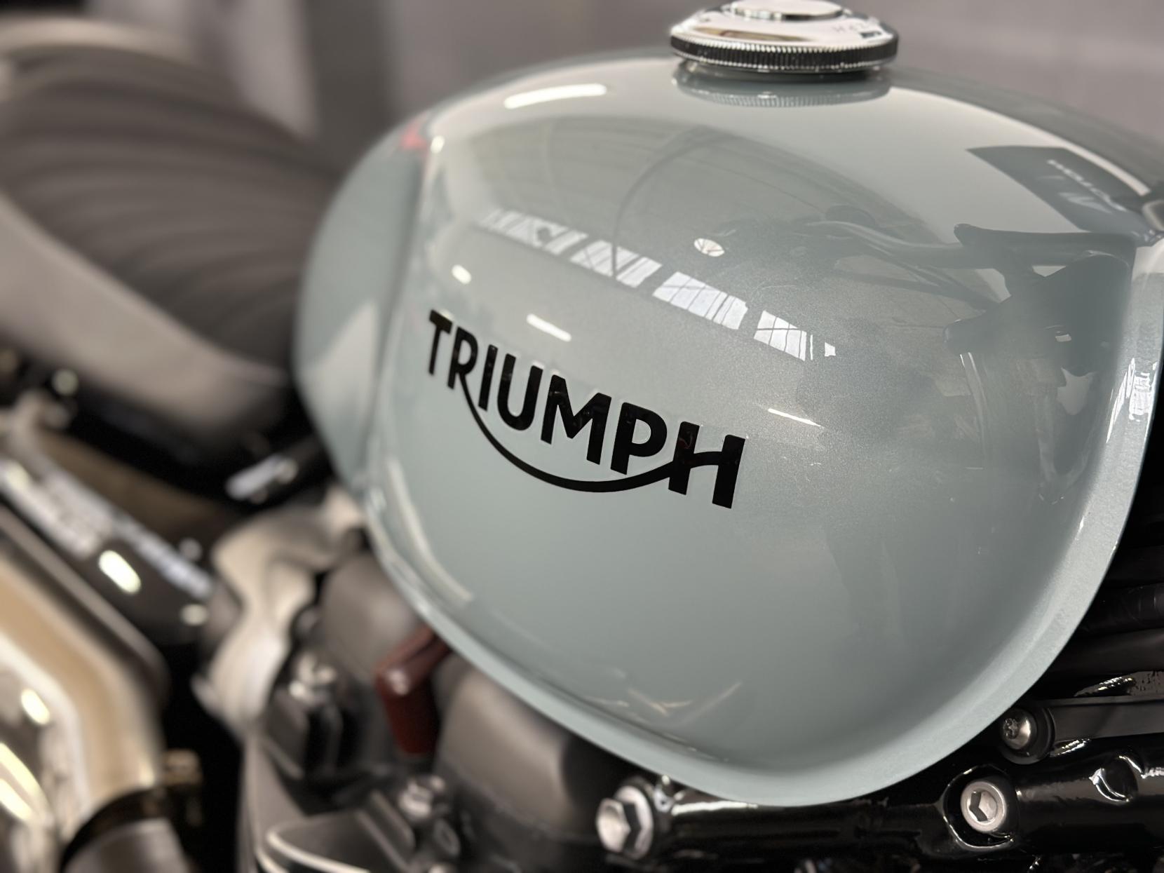 Triumph Street Scrambler 900 Roadster/Retro Petrol Manual Euro 5 (65 ps)