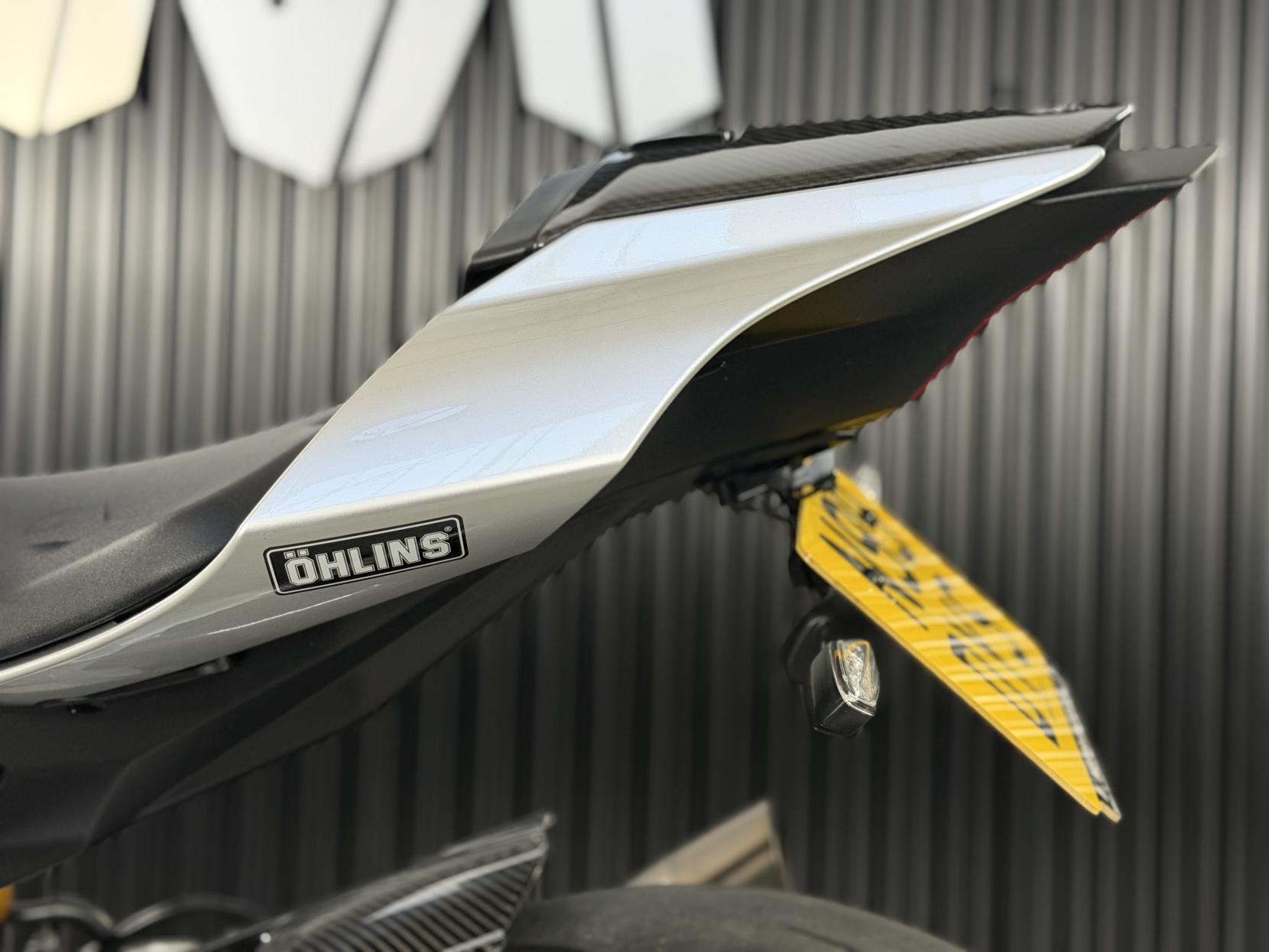 Yamaha R1M 1000 Super Sports Petrol Manual Euro 4 (200 ps)