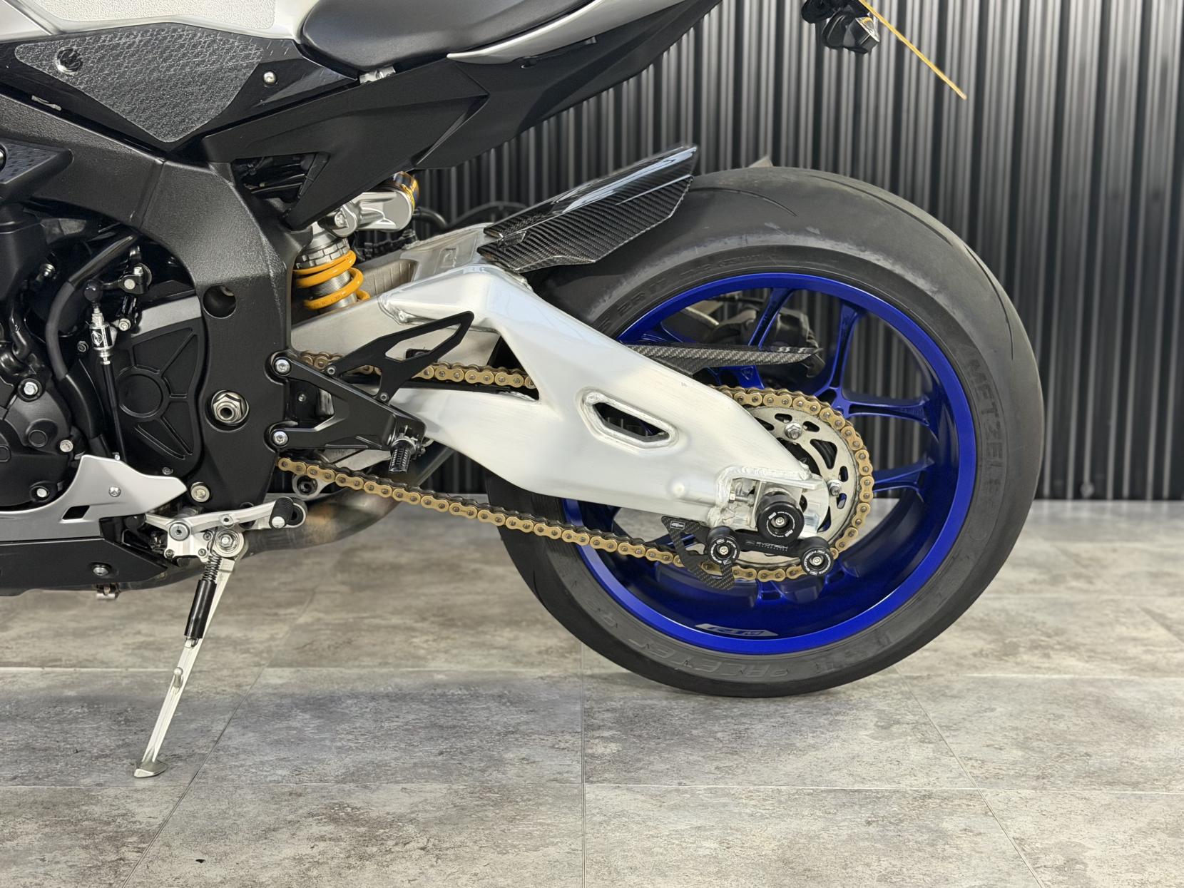 Yamaha R1M 1000 Super Sports Petrol Manual Euro 4 (200 ps)