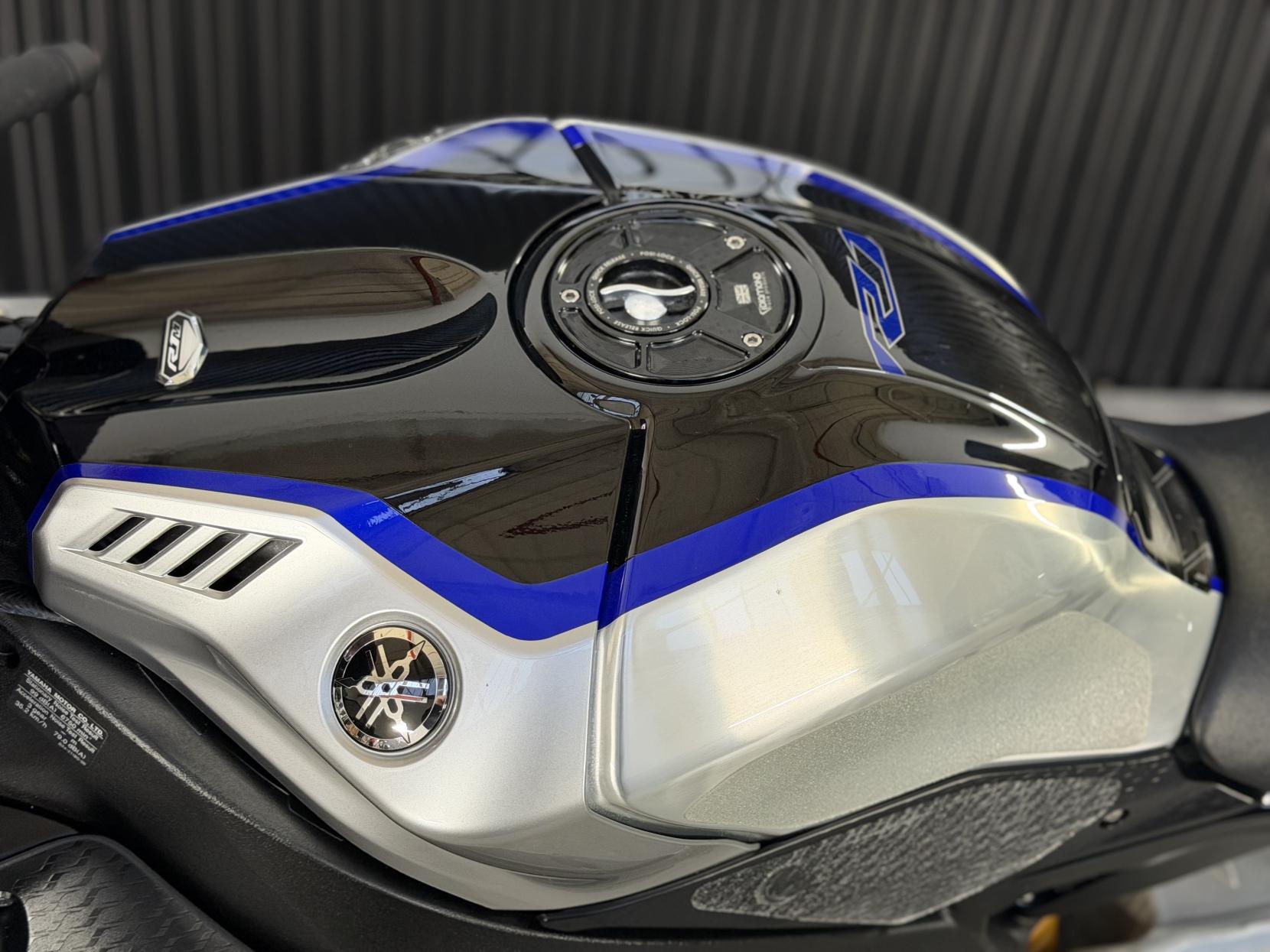 Yamaha R1M 1000 Super Sports Petrol Manual Euro 4 (200 ps)