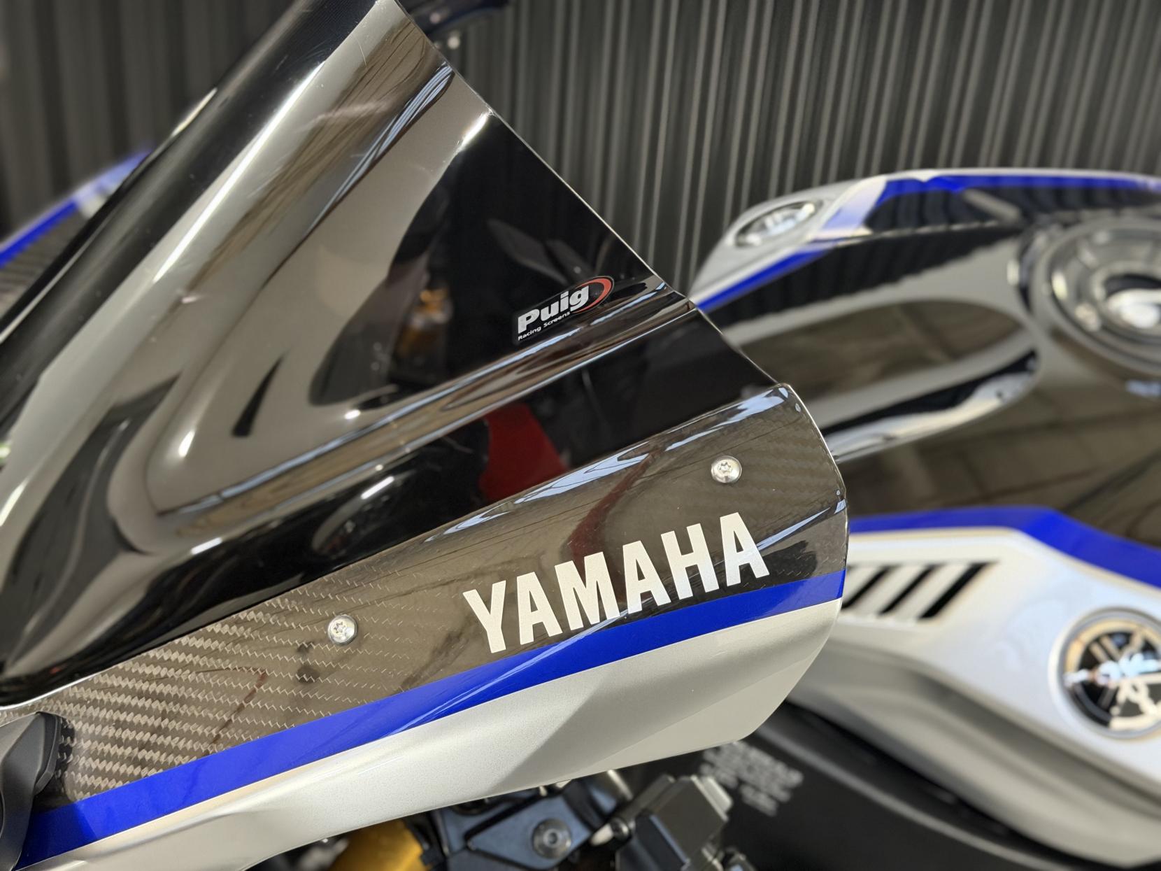 Yamaha R1M 1000 Super Sports Petrol Manual Euro 4 (200 ps)