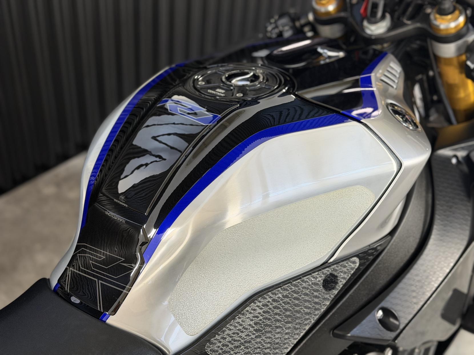 Yamaha R1M 1000 Super Sports Petrol Manual Euro 4 (200 ps)