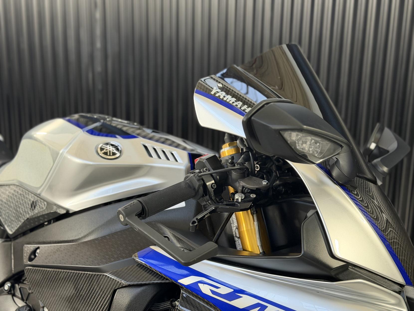 Yamaha R1M 1000 Super Sports Petrol Manual Euro 4 (200 ps)