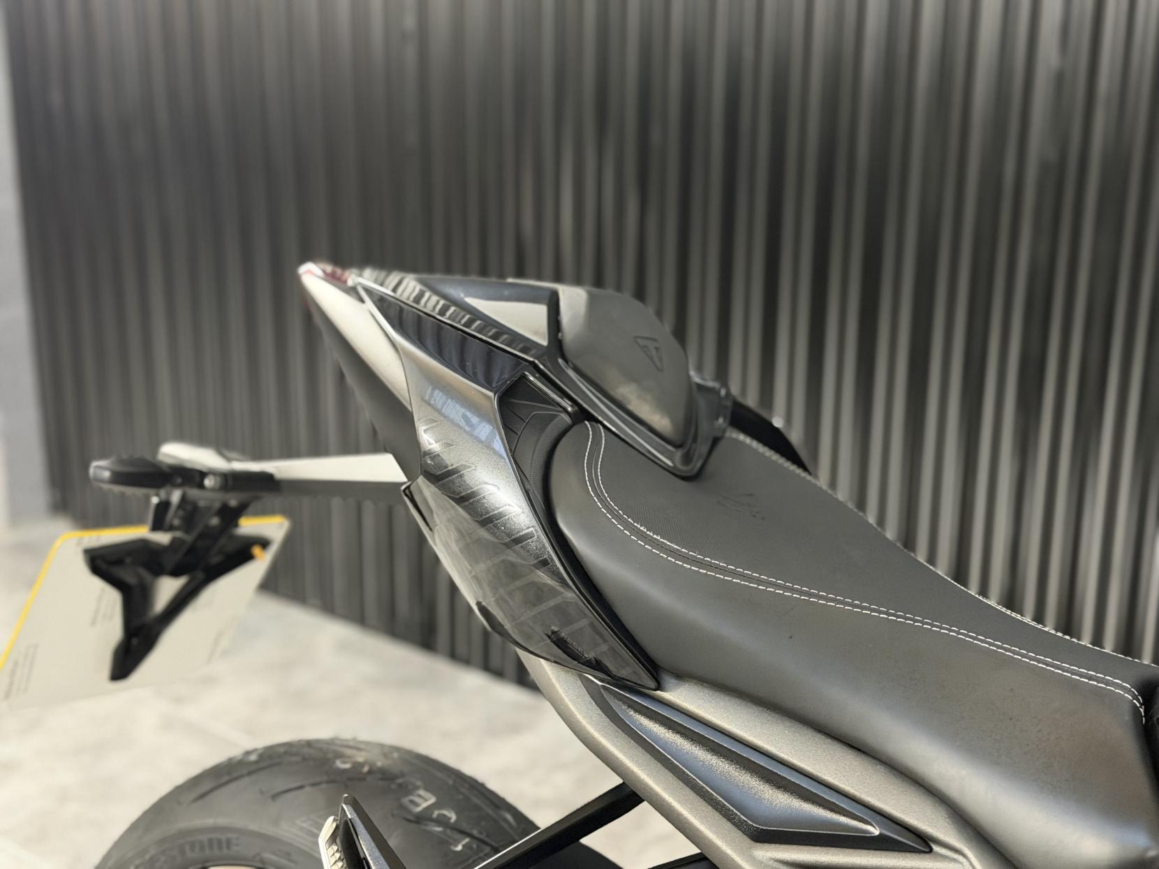 Triumph Street Triple 765 765 RS Naked Petrol Manual X-ring Euro 5 (124 ps)