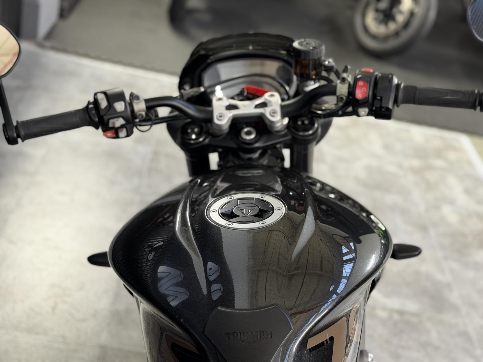 Triumph Street Triple 765 765 RS Naked Petrol Manual X-ring Euro 5 (124 ps)