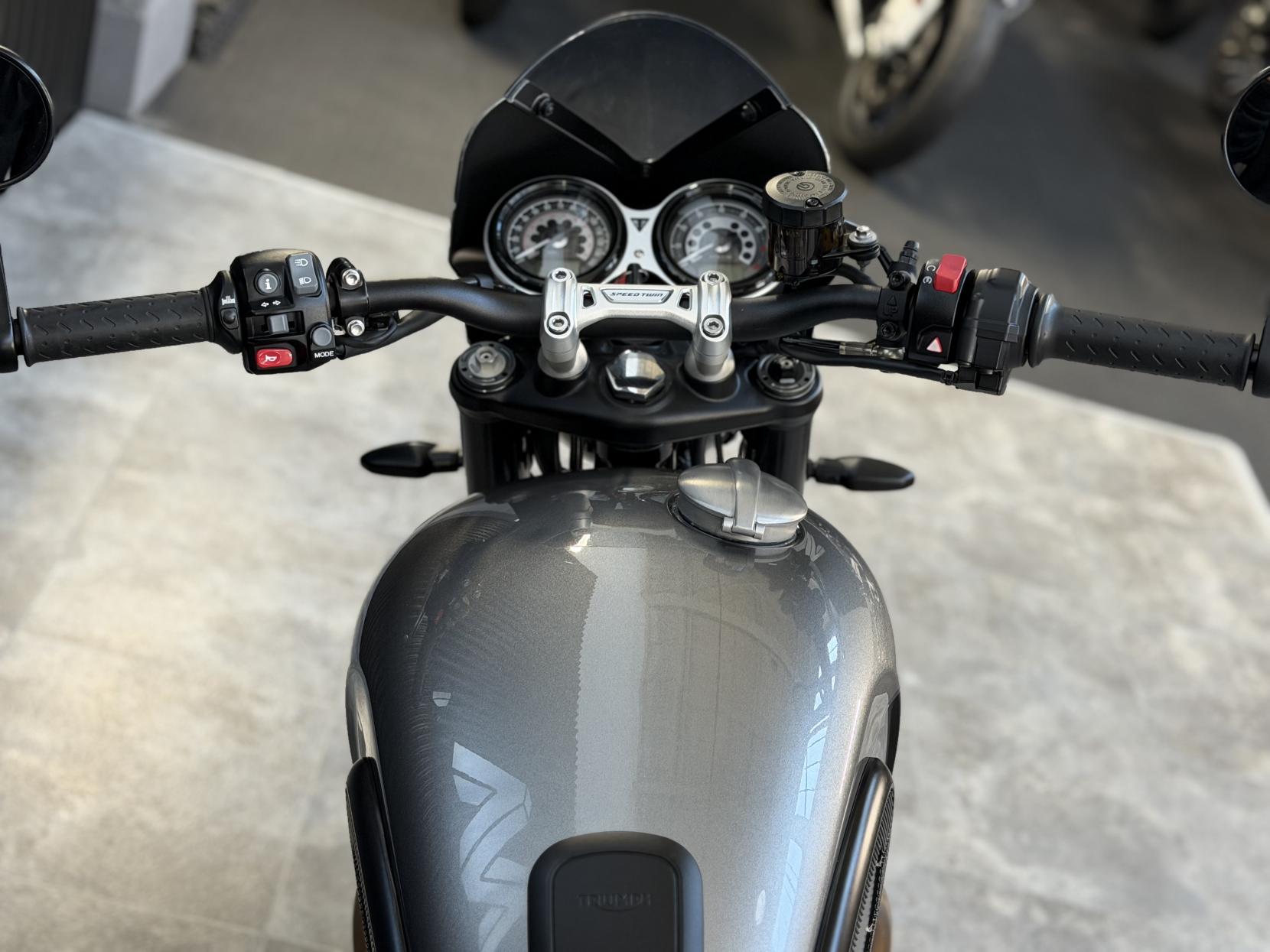 Triumph Speed Twin 1200 1200 Roadster/Retro Petrol Manual O-ring Euro 4 (98 ps)