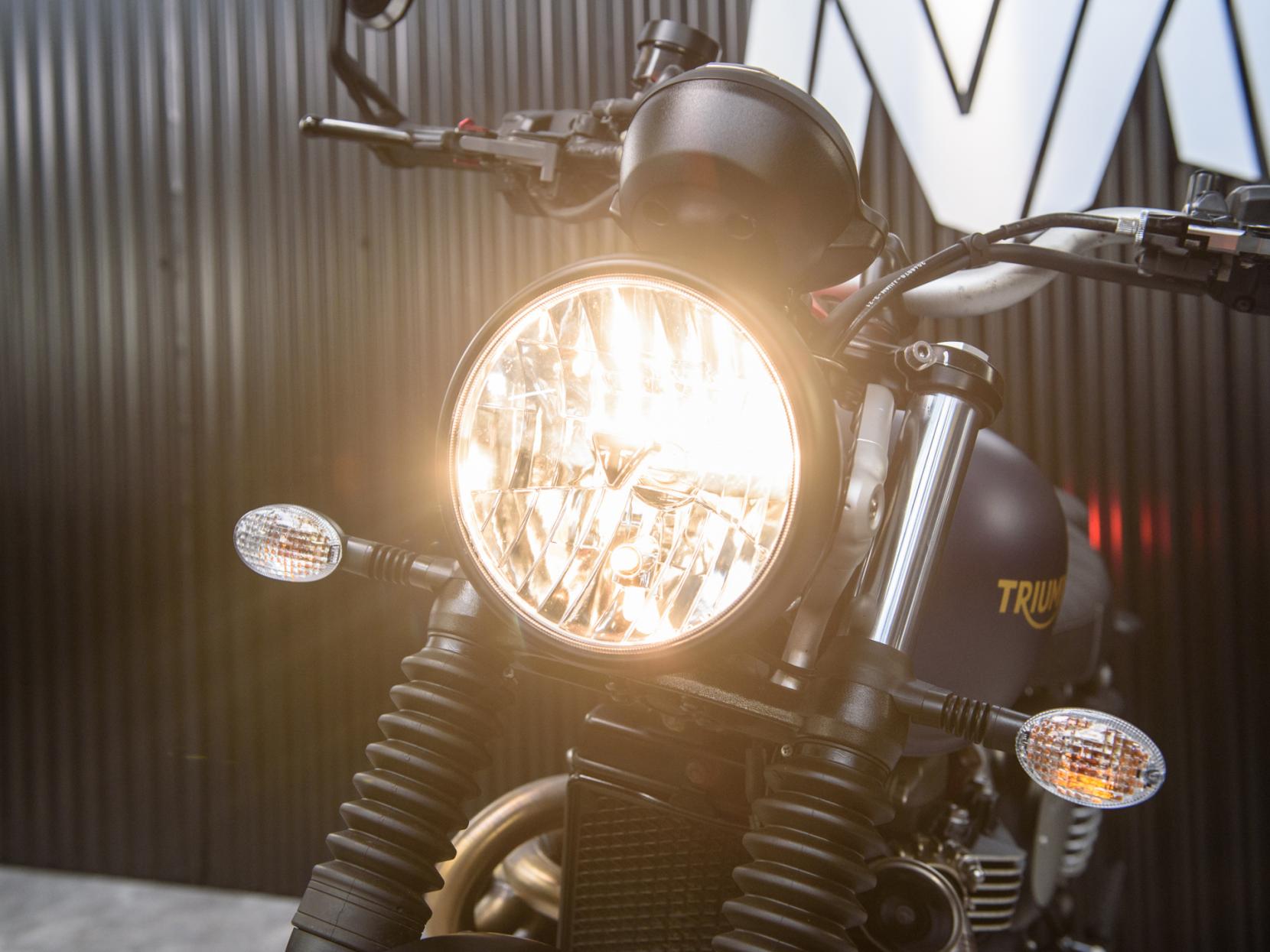 Triumph Street Scrambler 900 Roadster/Retro Petrol Manual Euro 5 (65 ps)