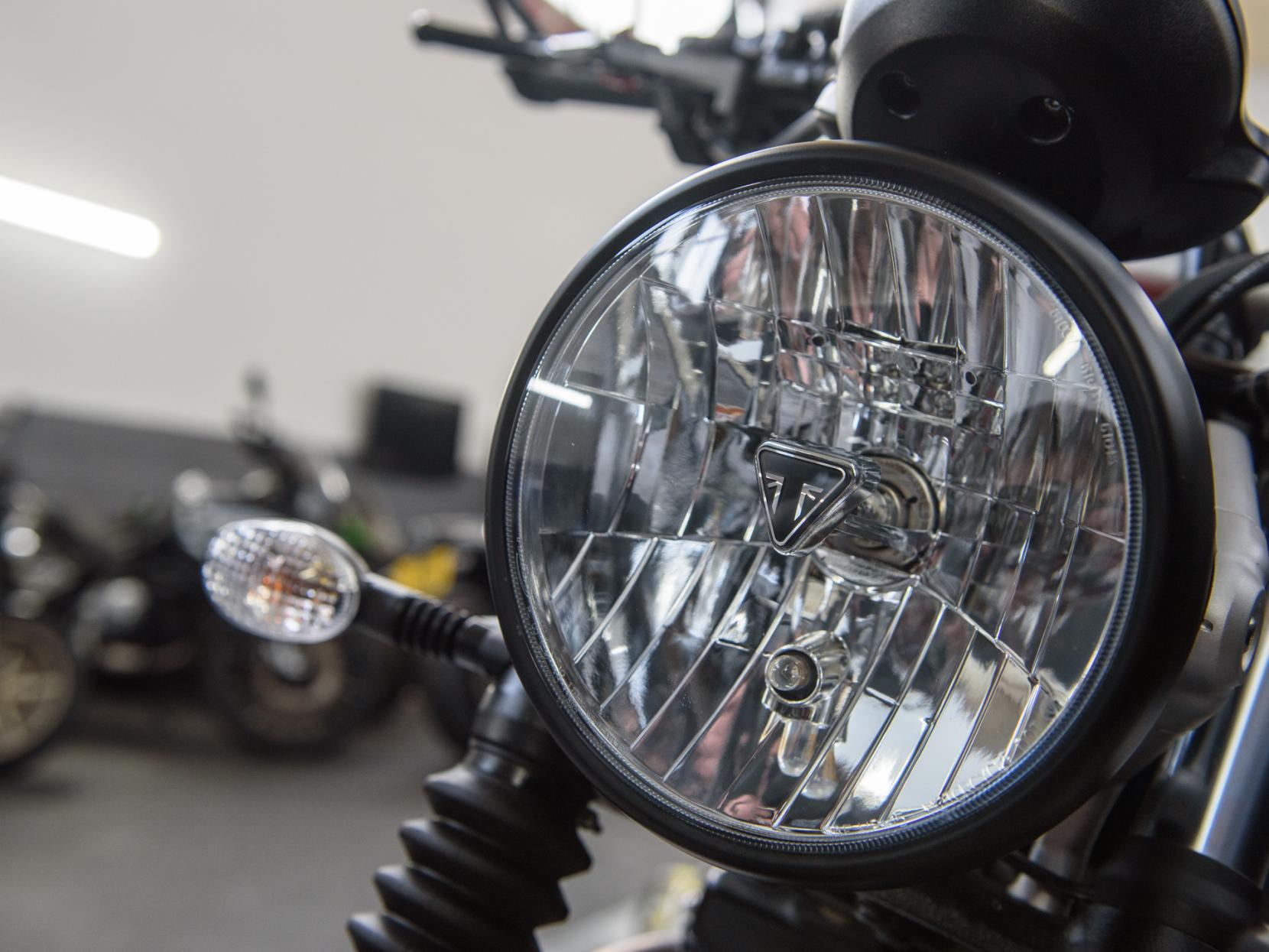 Triumph Street Scrambler 900 Roadster/Retro Petrol Manual Euro 5 (65 ps)