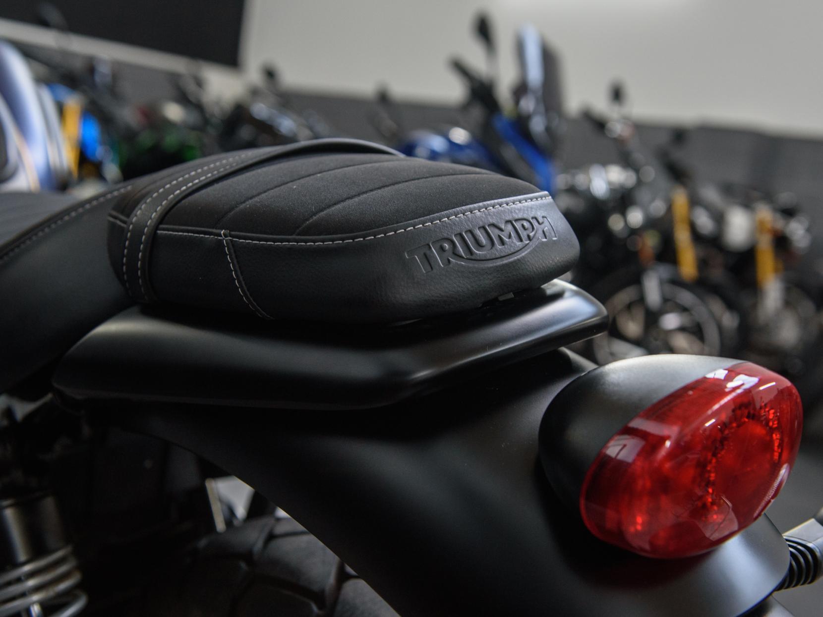 Triumph Street Scrambler 900 Roadster/Retro Petrol Manual Euro 5 (65 ps)