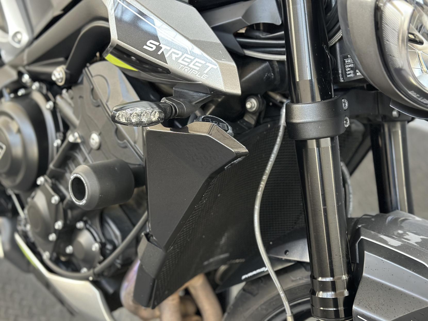 Triumph Street Triple 765 765 R Naked Petrol Manual X-ring Euro 5 (120 ps)