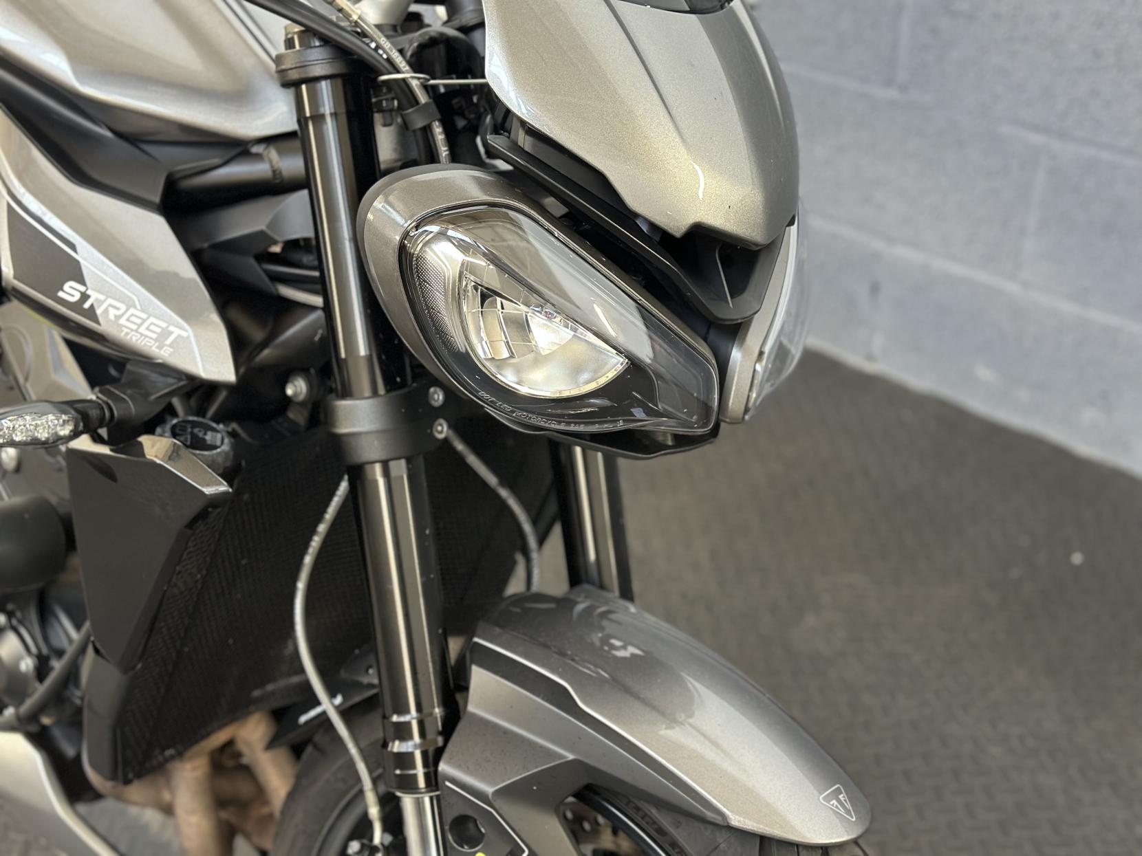 Triumph Street Triple 765 765 R Naked Petrol Manual X-ring Euro 5 (120 ps)
