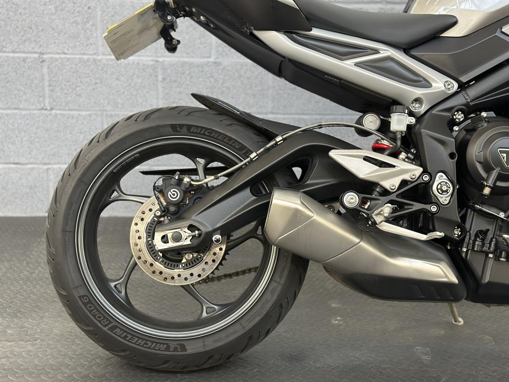 Triumph Street Triple 765 765 R Naked Petrol Manual X-ring Euro 5 (120 ps)