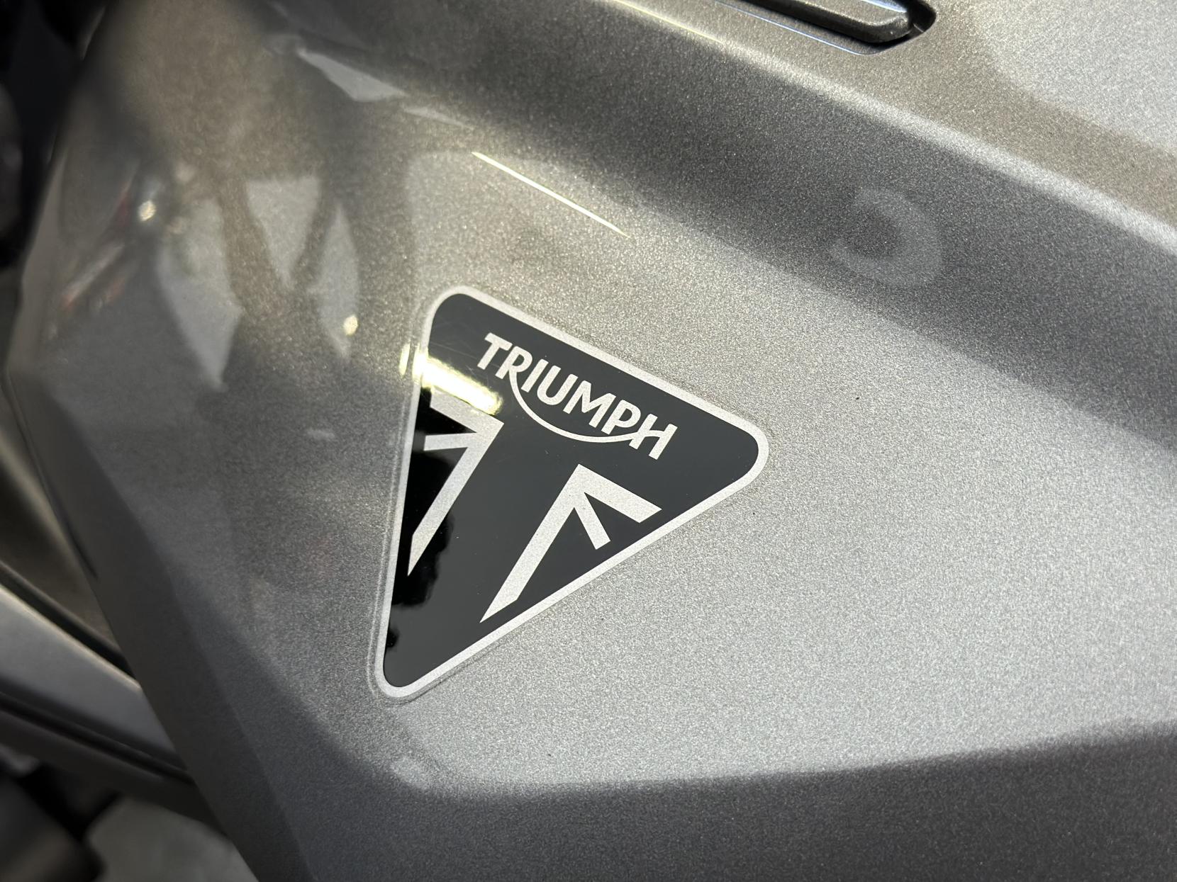 Triumph Street Triple 765 765 R Naked Petrol Manual X-ring Euro 5 (120 ps)