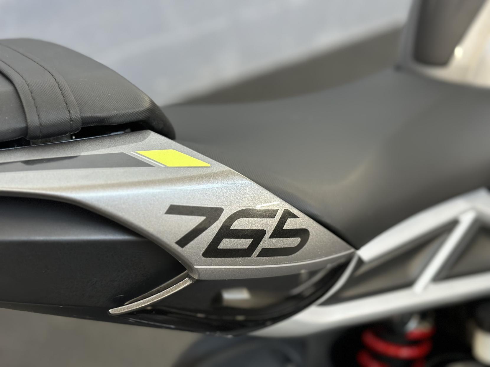 Triumph Street Triple 765 765 R Naked Petrol Manual X-ring Euro 5 (120 ps)