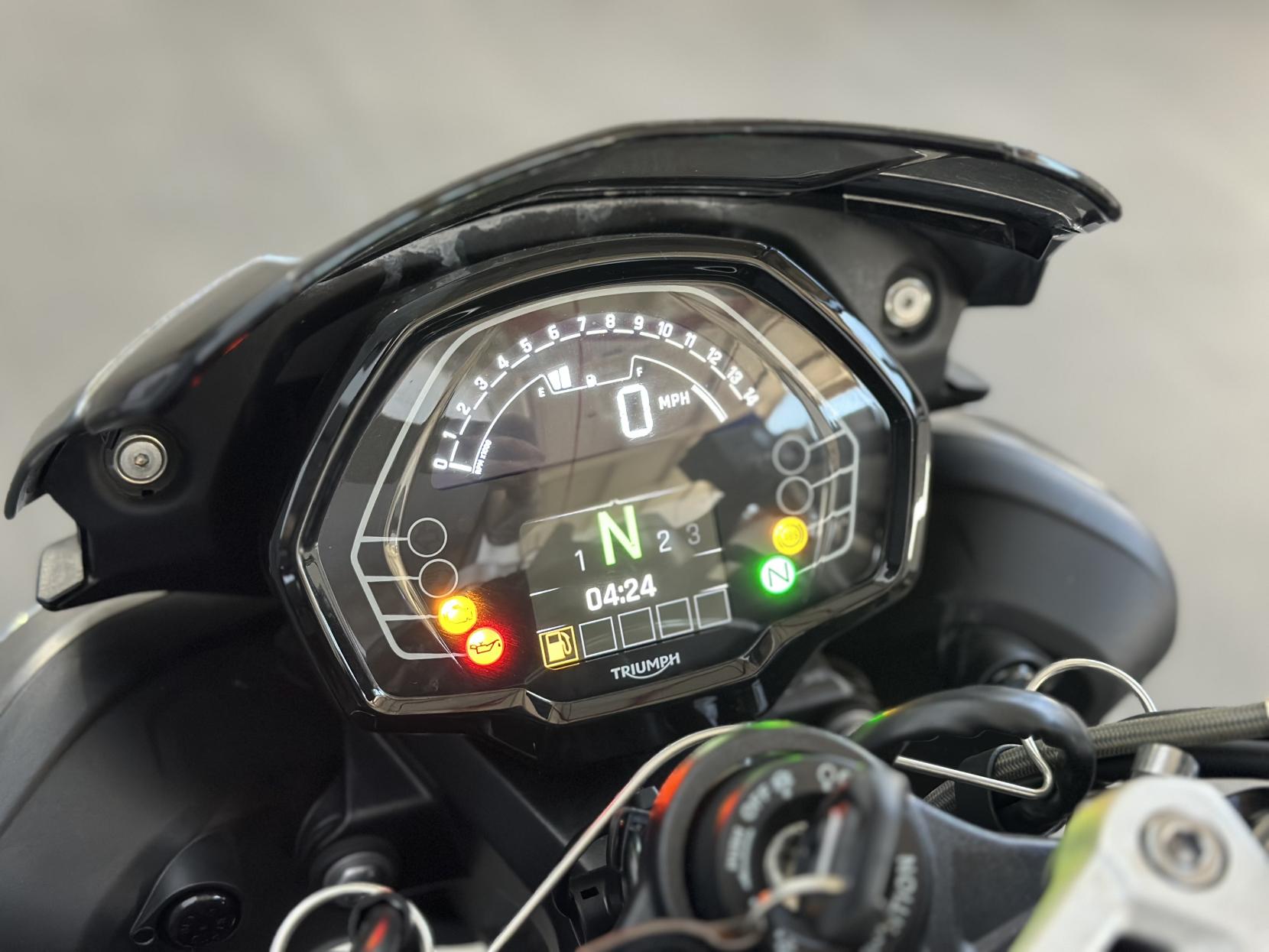 Triumph Street Triple 765 765 R Naked Petrol Manual X-ring Euro 5 (120 ps)