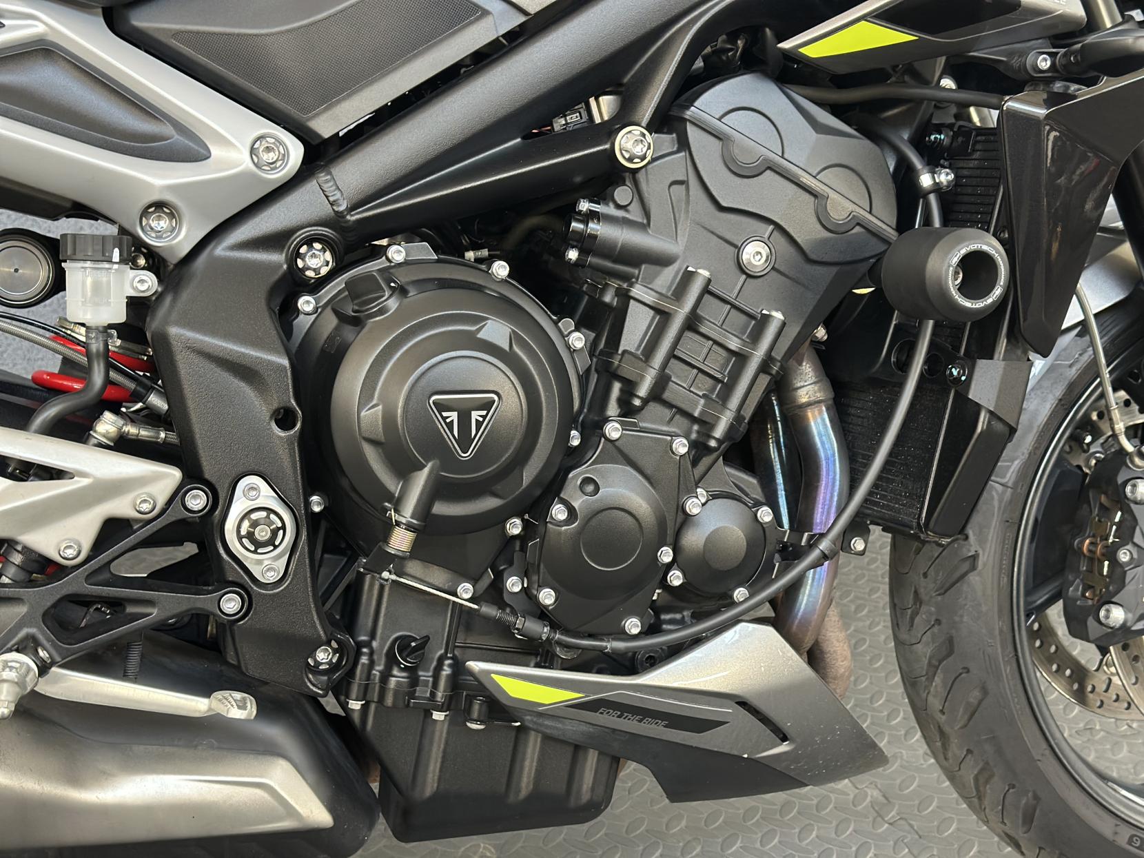 Triumph Street Triple 765 765 R Naked Petrol Manual X-ring Euro 5 (120 ps)