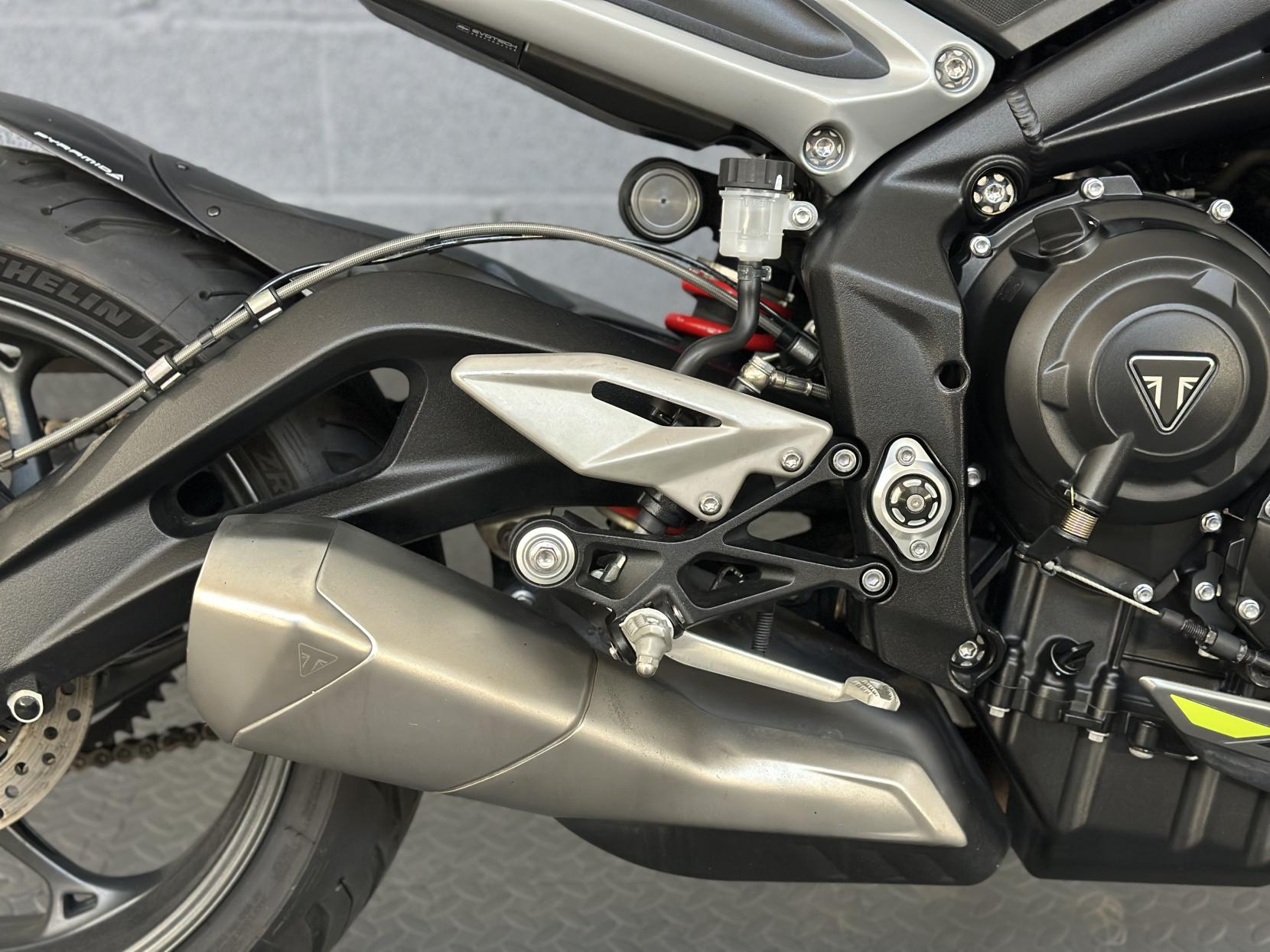 Triumph Street Triple 765 765 R Naked Petrol Manual X-ring Euro 5 (120 ps)